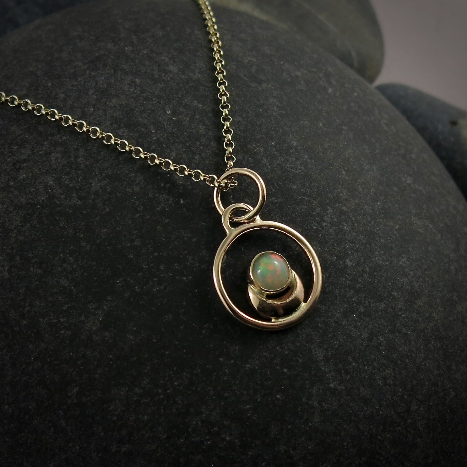 Collier de rêve en or et opale • Collier croissant de lune en or 14 carats et opale Welo