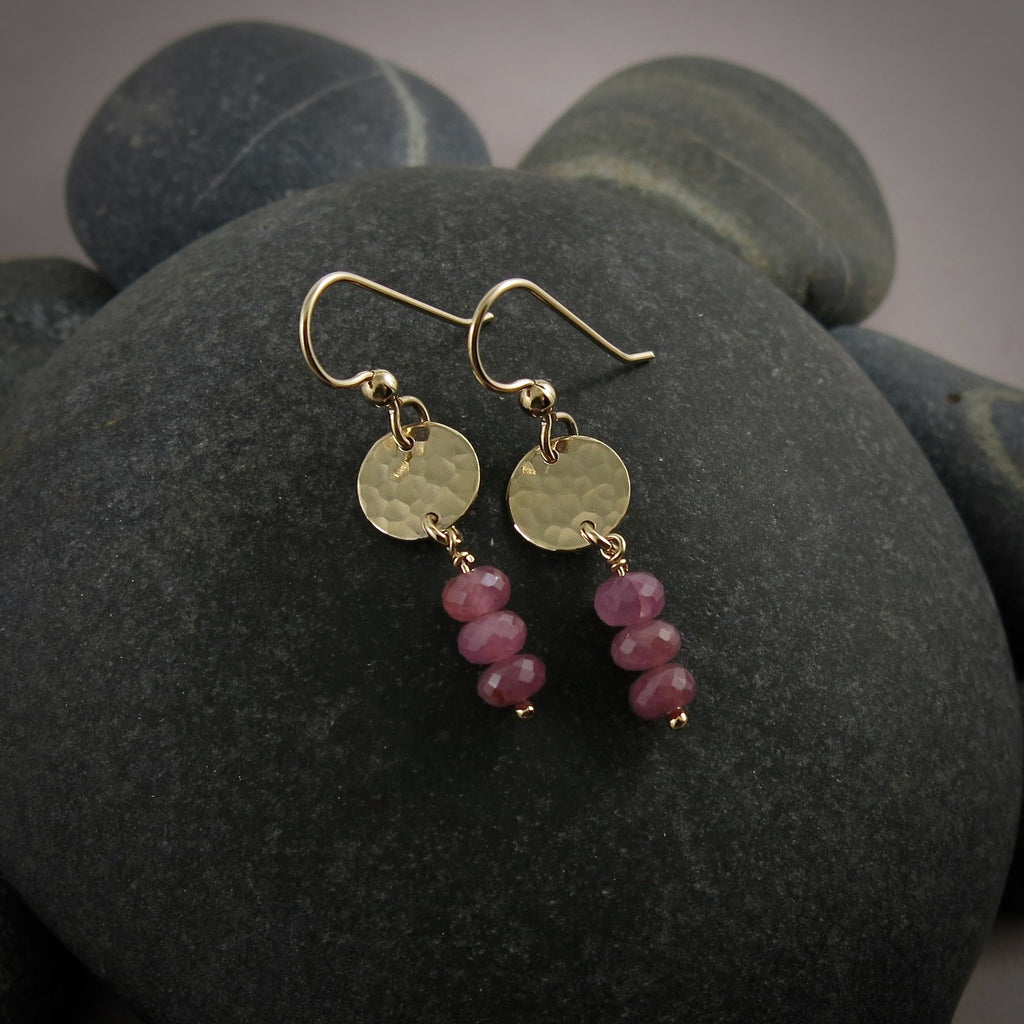 Boucles d'oreilles Moondance en or avec saphirs roses • Disques remplis d'or 14 carats