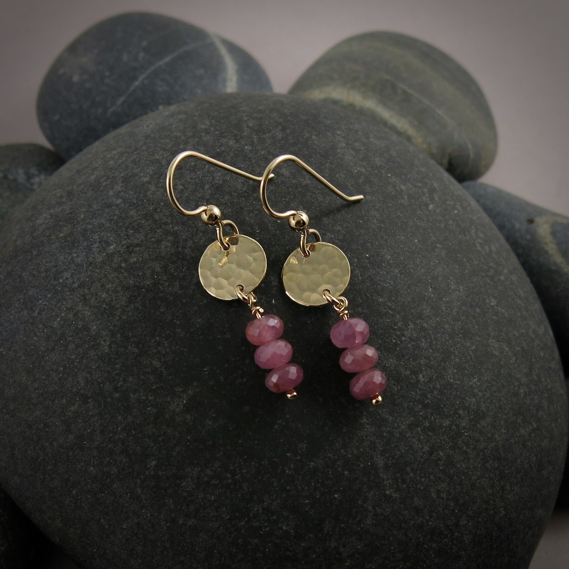 Boucles d'oreilles Moondance en or avec saphirs roses • Disques remplis d'or 14 carats