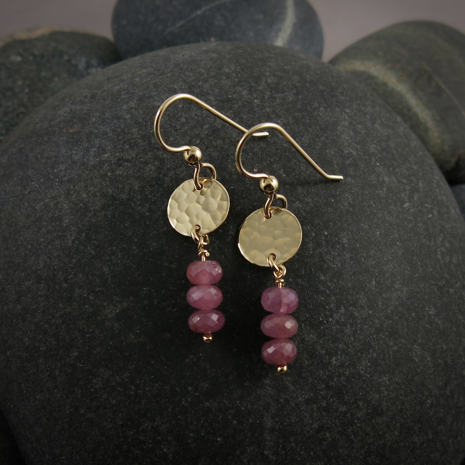 Boucles d'oreilles Moondance en or avec saphirs roses • Disques remplis d'or 14 carats