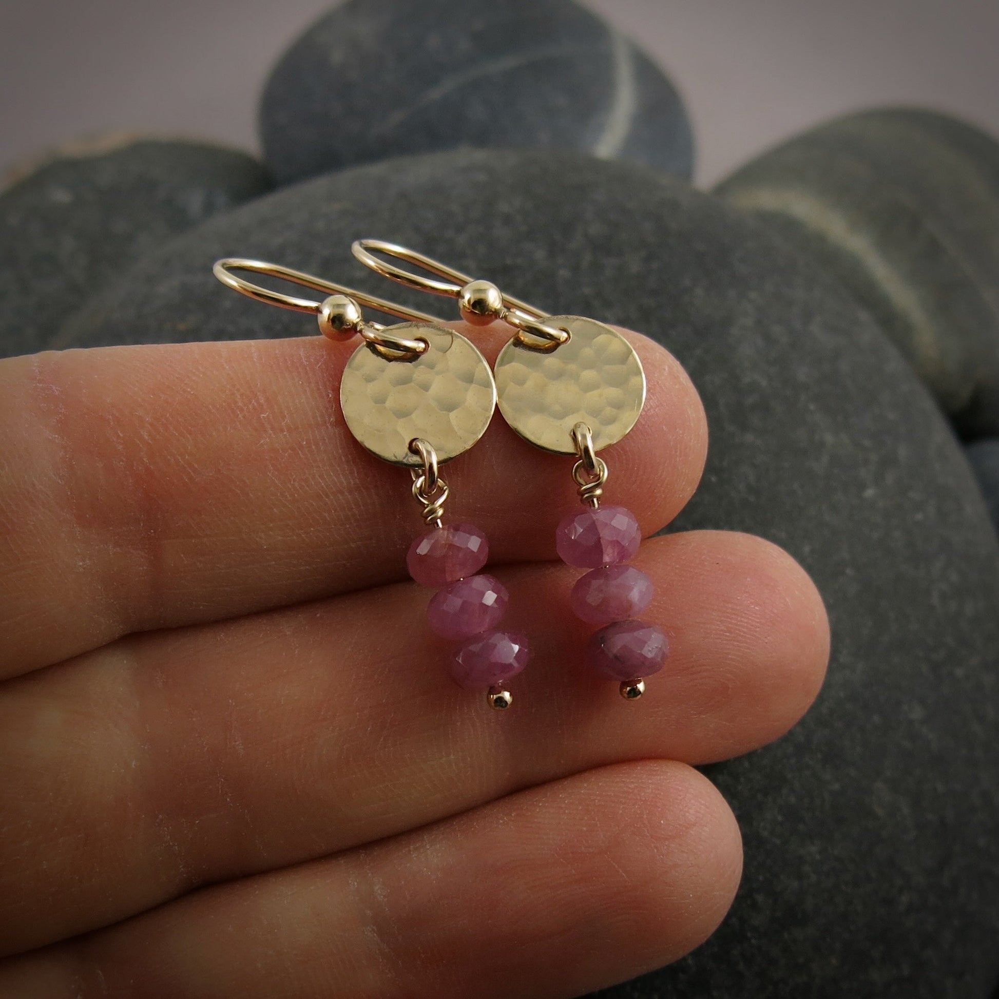 Boucles d'oreilles Moondance en or avec saphirs roses • Disques remplis d'or 14 carats