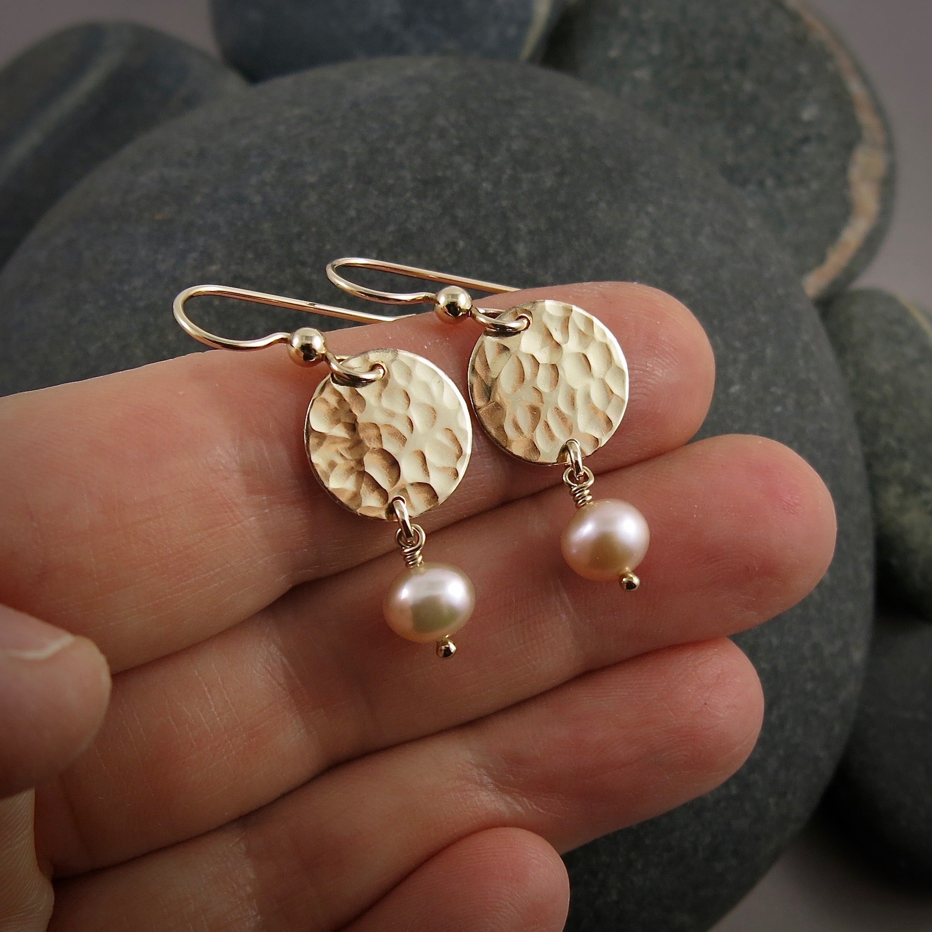 Boucles d'oreilles en perles Moondrop • Perles d'eau douce couleur pêche et remplissage en or 14 carats