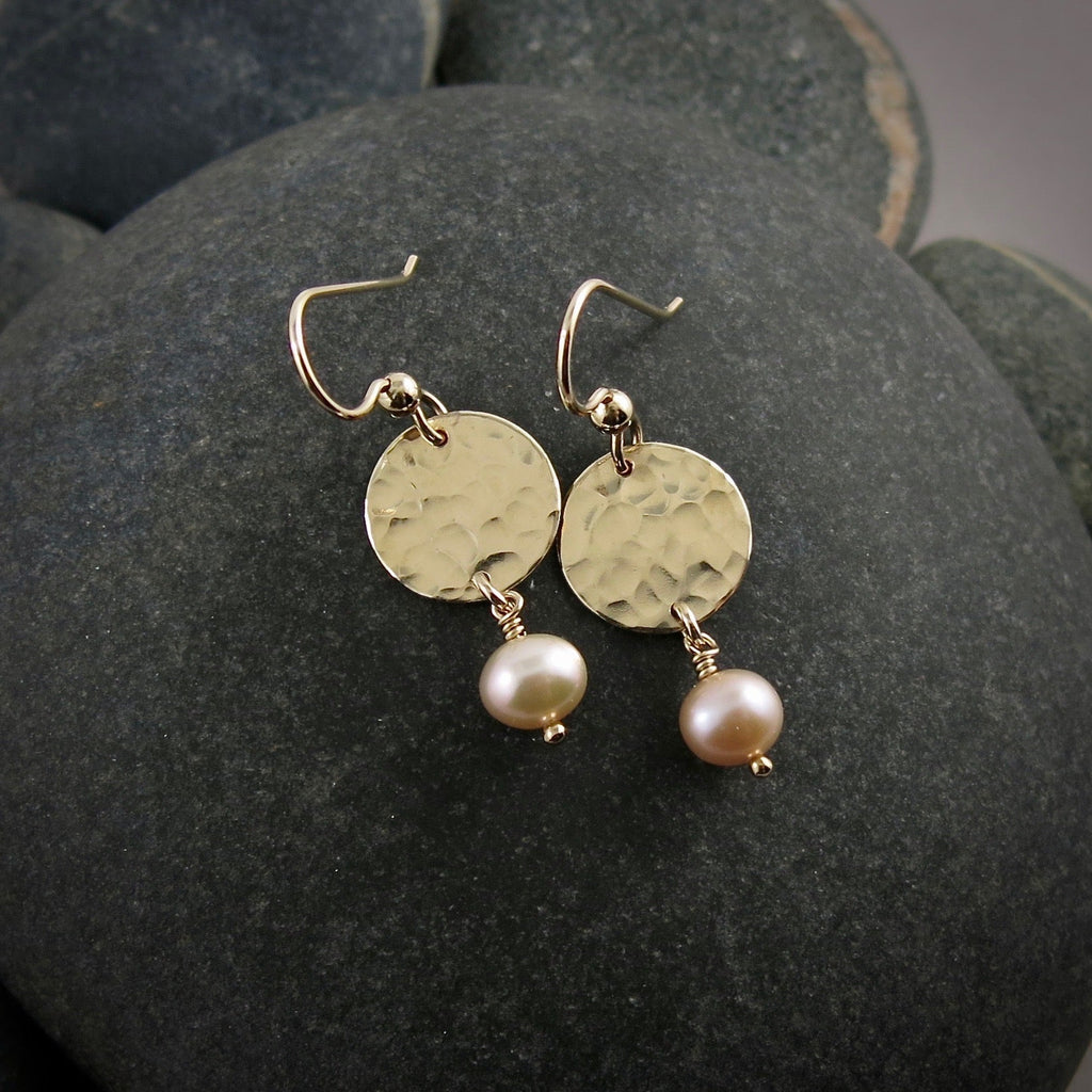 Boucles d'oreilles en perles Moondrop • Perles d'eau douce couleur pêche et remplissage en or 14 carats