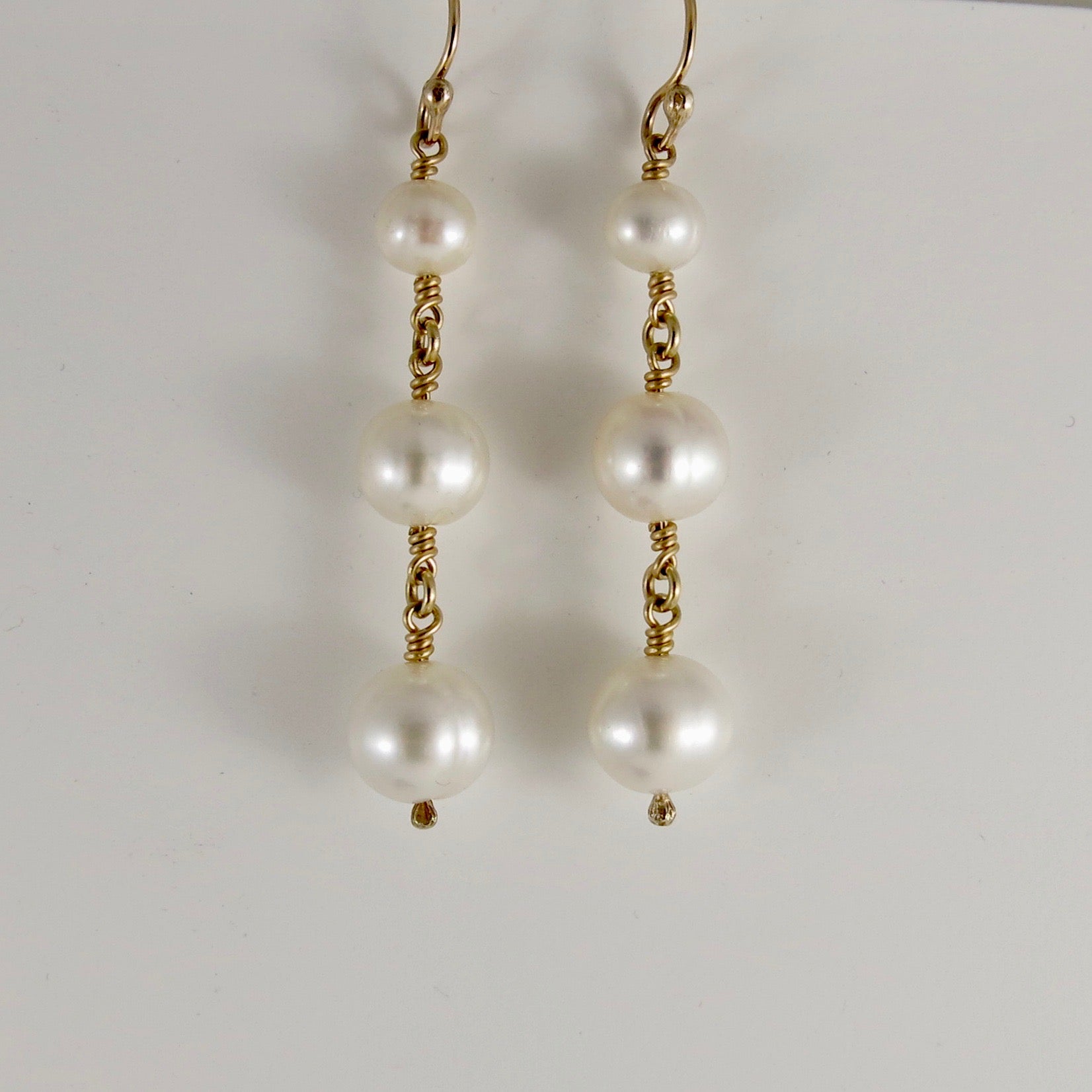 Boucles d'oreilles pendantes trio de perles • Or 14 carats