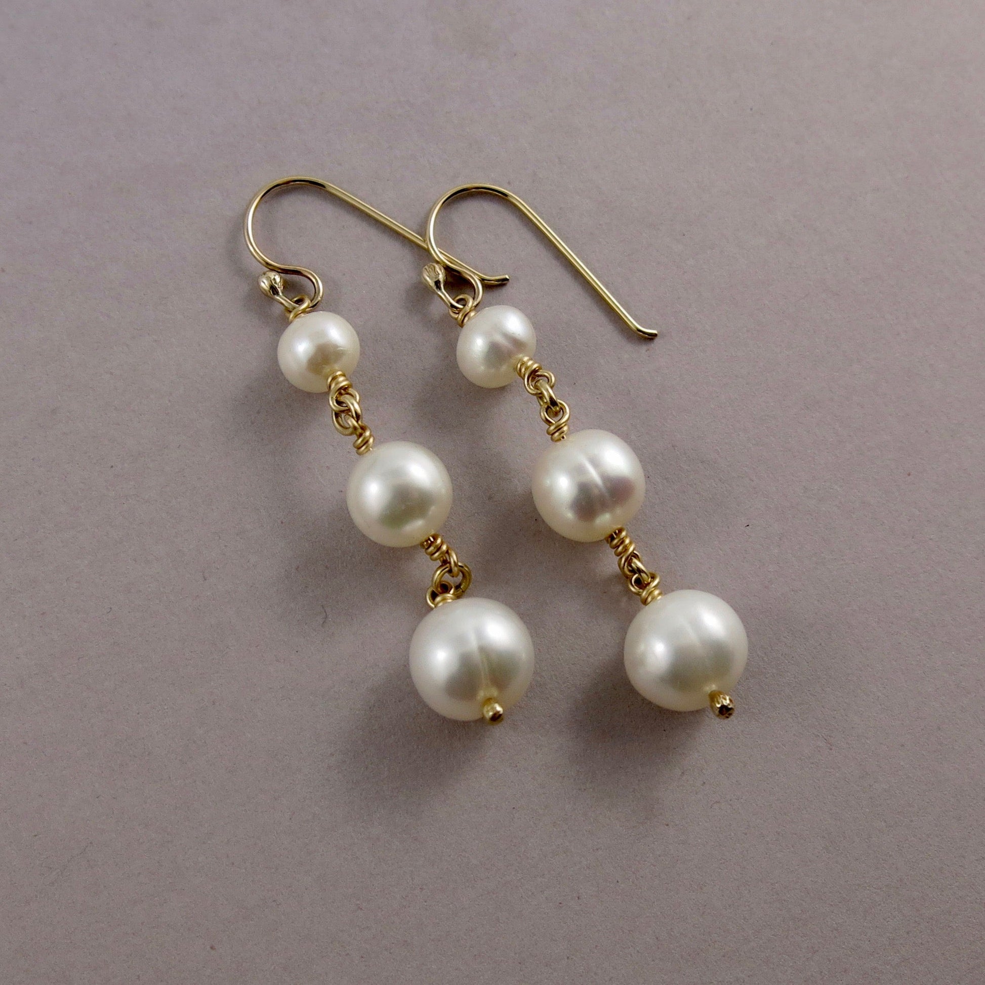 Boucles d'oreilles pendantes trio de perles • Or 14 carats