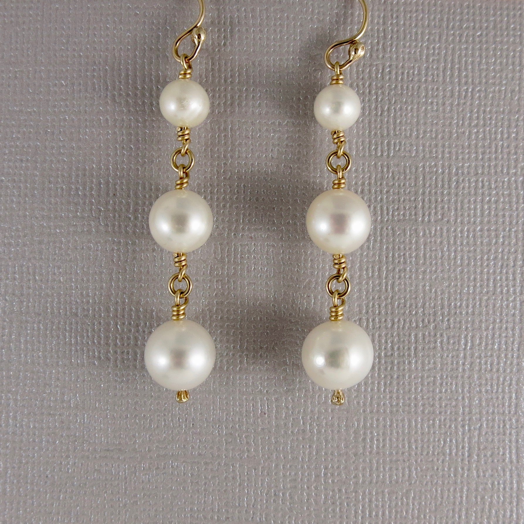 Boucles d'oreilles pendantes trio de perles • Or 14 carats