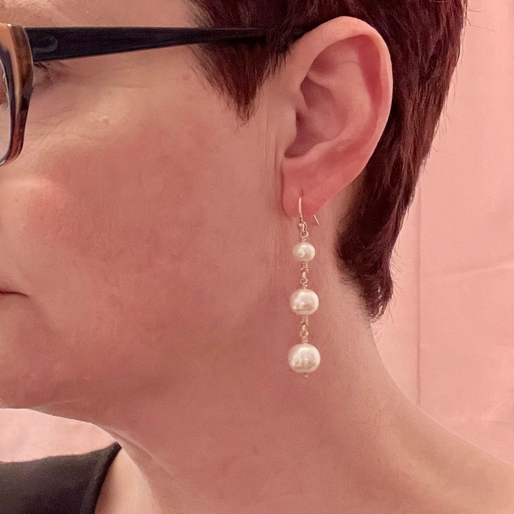 Boucles d'oreilles pendantes trio de perles • Or 14 carats