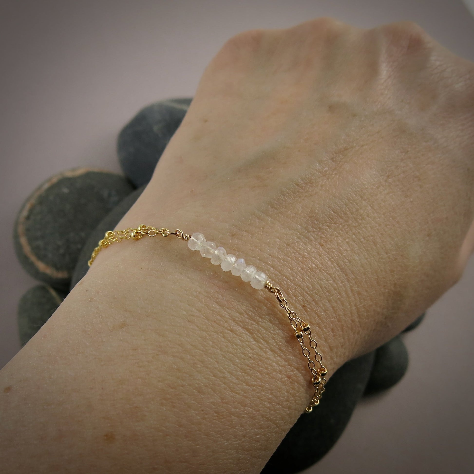 Bracelet chaîne satellite à double brin en or avec pierres de lune • Chaîne en or rempli 14 carats