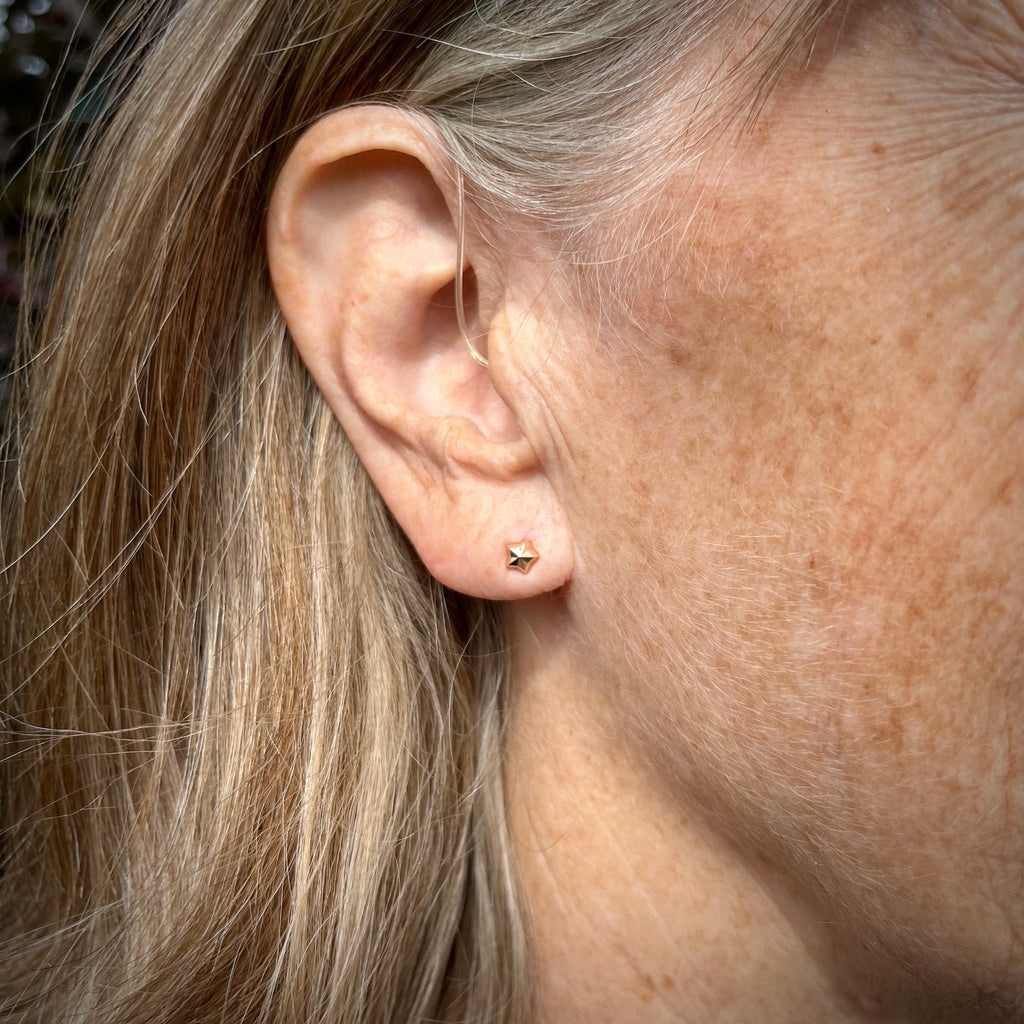 Clous d'oreilles étoiles en or • Boucles d'oreilles étoiles minimalistes en or 14 carats