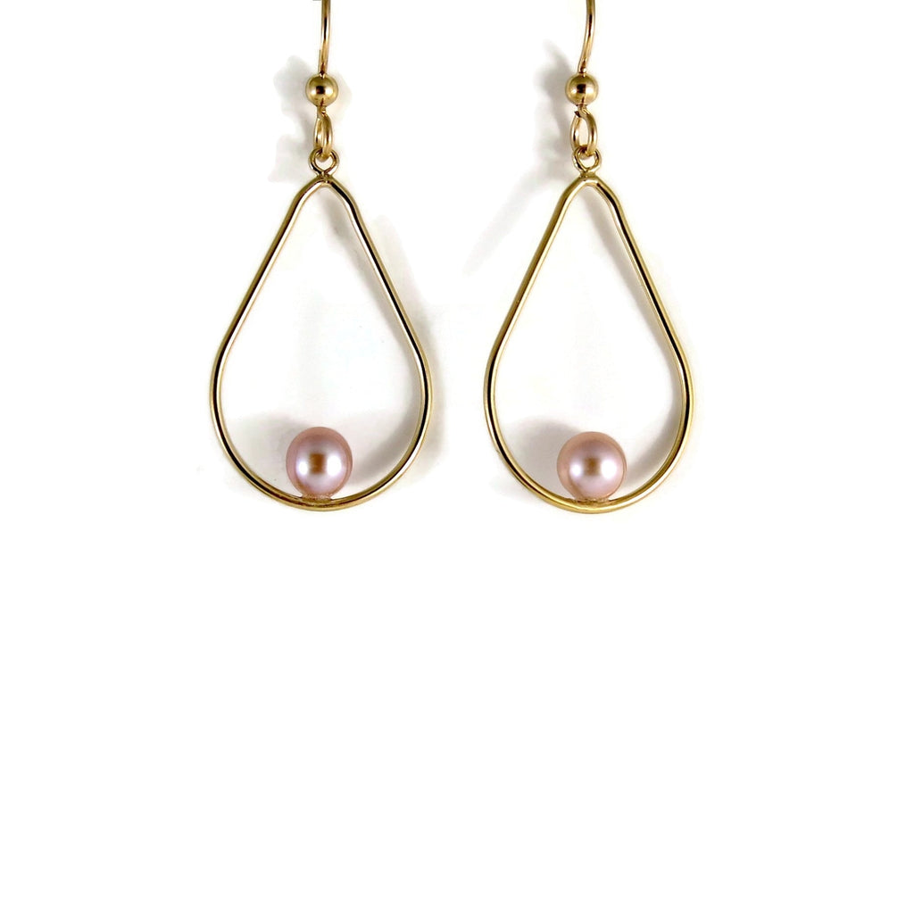 Boucles d'oreilles en or en forme de larme avec perles roses • Remplissage en or 14 carats