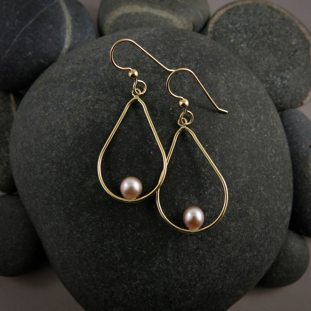 Boucles d'oreilles en or en forme de larme avec perles roses • Remplissage en or 14 carats