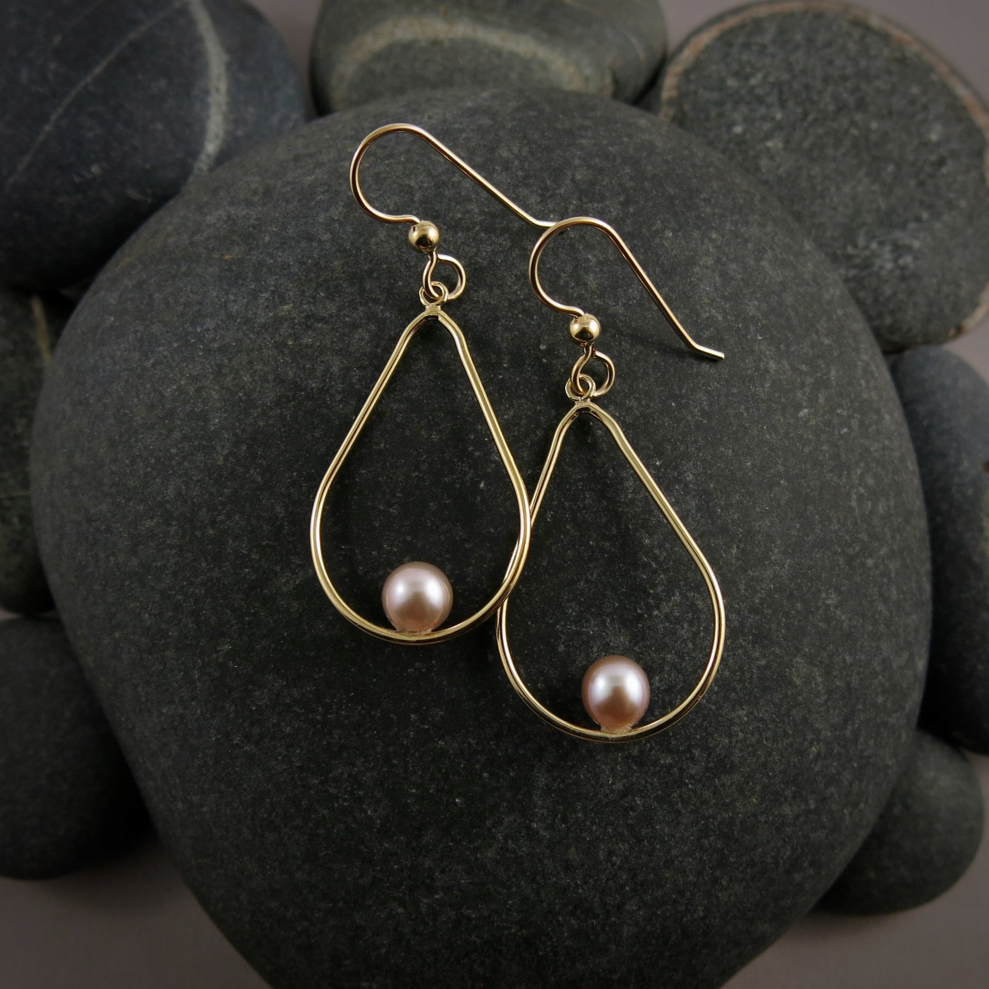 Boucles d'oreilles en or en forme de larme avec perles roses • Remplissage en or 14 carats