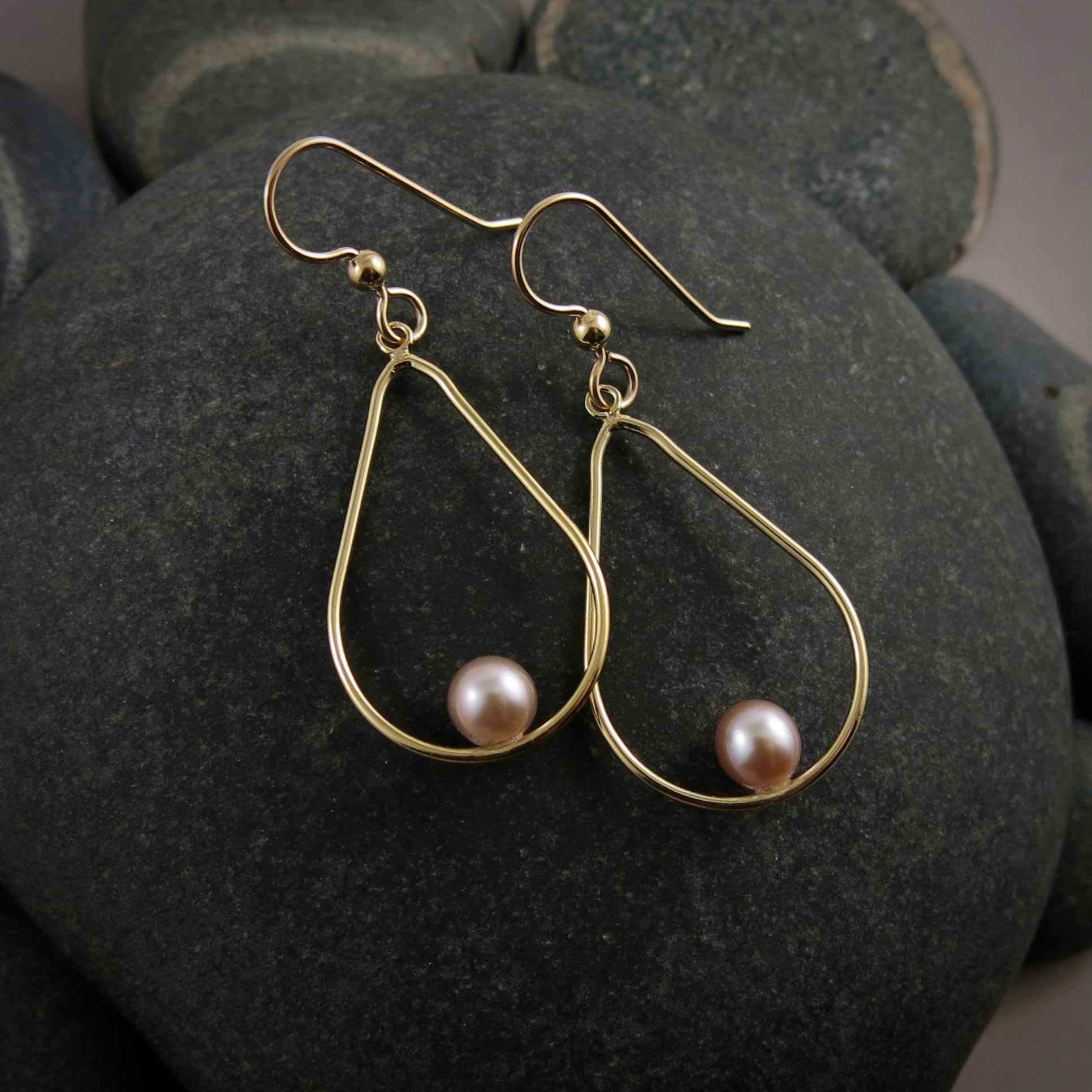 Boucles d'oreilles en or en forme de larme avec perles roses • Remplissage en or 14 carats