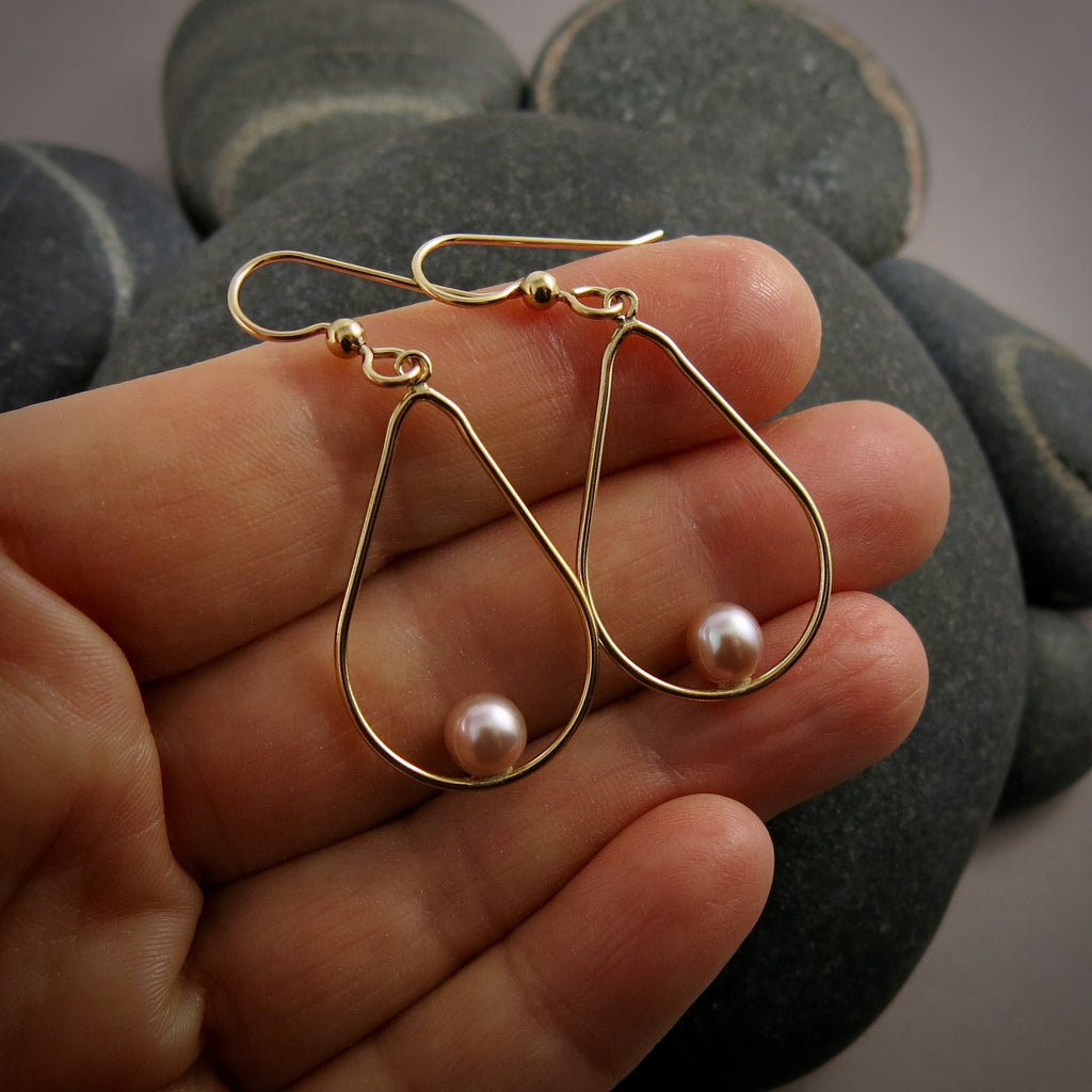 Boucles d'oreilles en or en forme de larme avec perles roses • Remplissage en or 14 carats