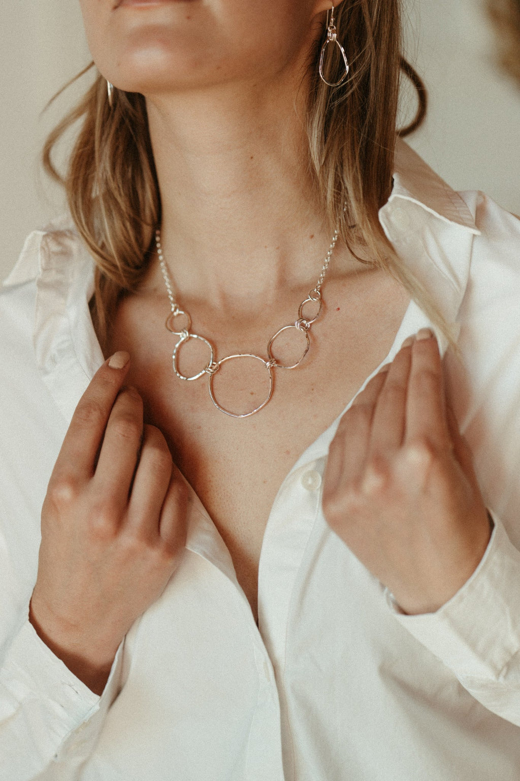 Collier gradué Coast • Collier plastron en argent sterling à texture martelée et forme libre avec chaîne rolo