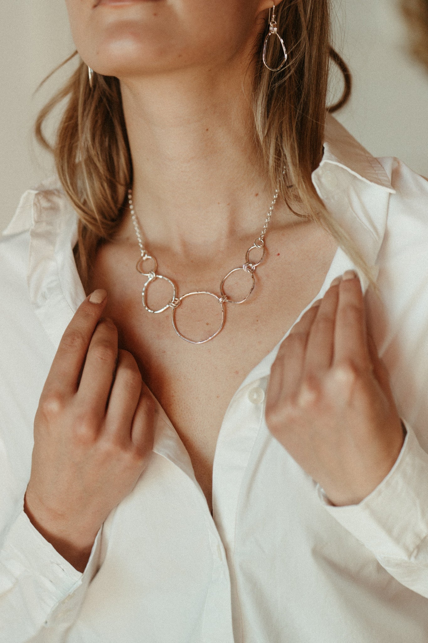 Collier gradué Coast • Collier plastron en argent sterling à texture martelée et forme libre avec chaîne rolo