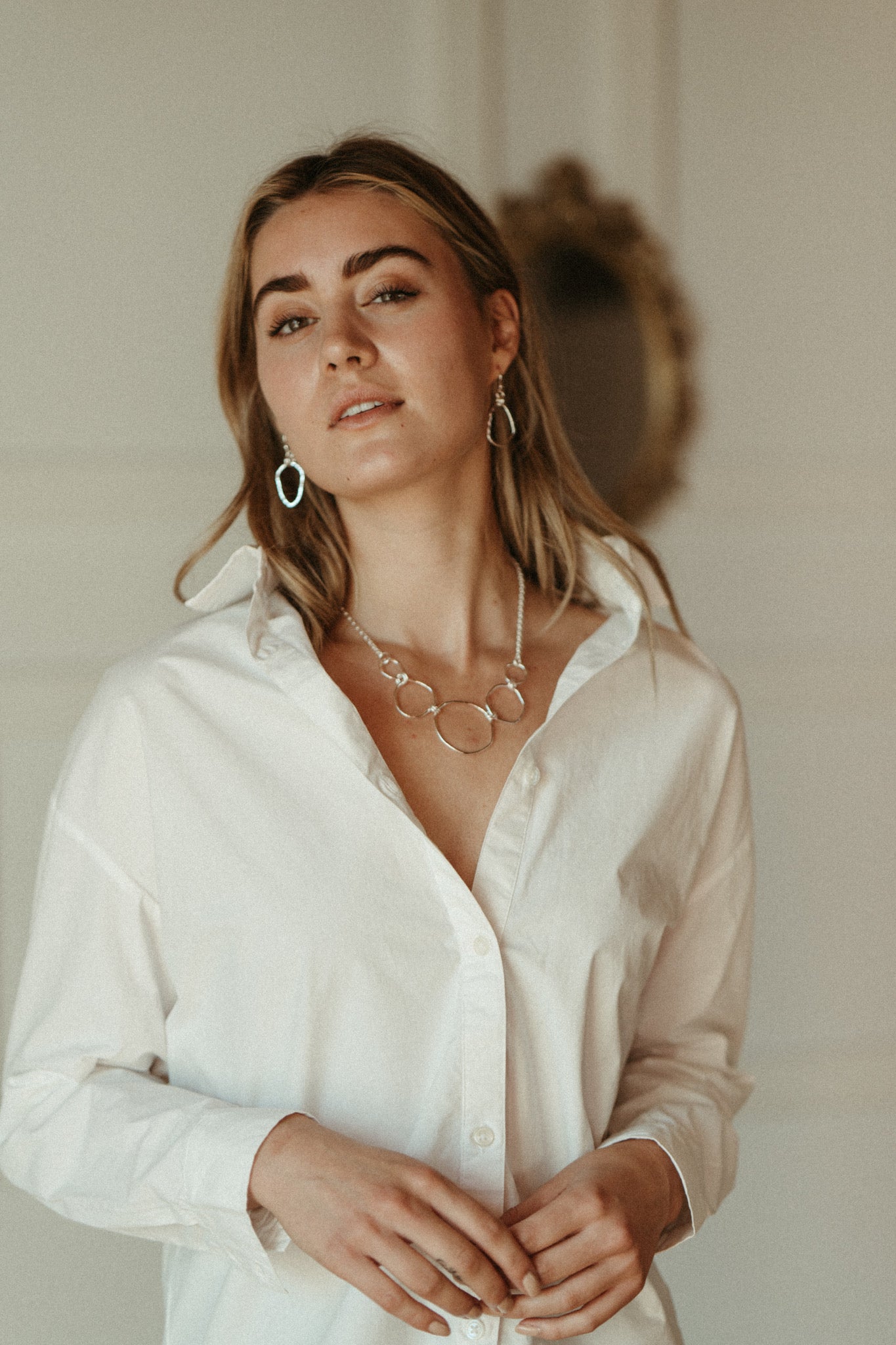 Collier gradué Coast • Collier plastron en argent sterling à texture martelée et forme libre avec chaîne rolo