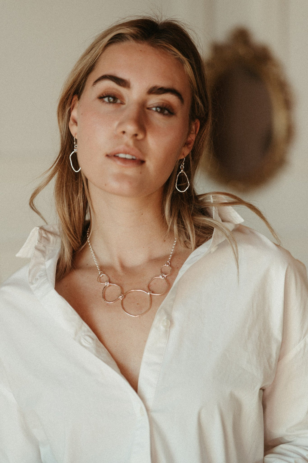 Collier gradué Coast • Collier plastron en argent sterling à texture martelée et forme libre avec chaîne rolo