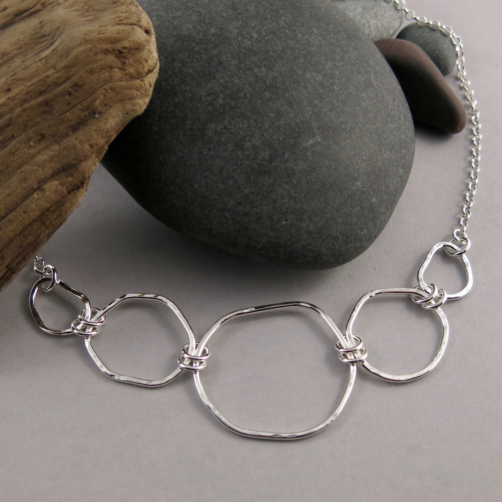 Collier gradué Coast • Collier plastron en argent sterling à texture martelée et forme libre avec chaîne rolo