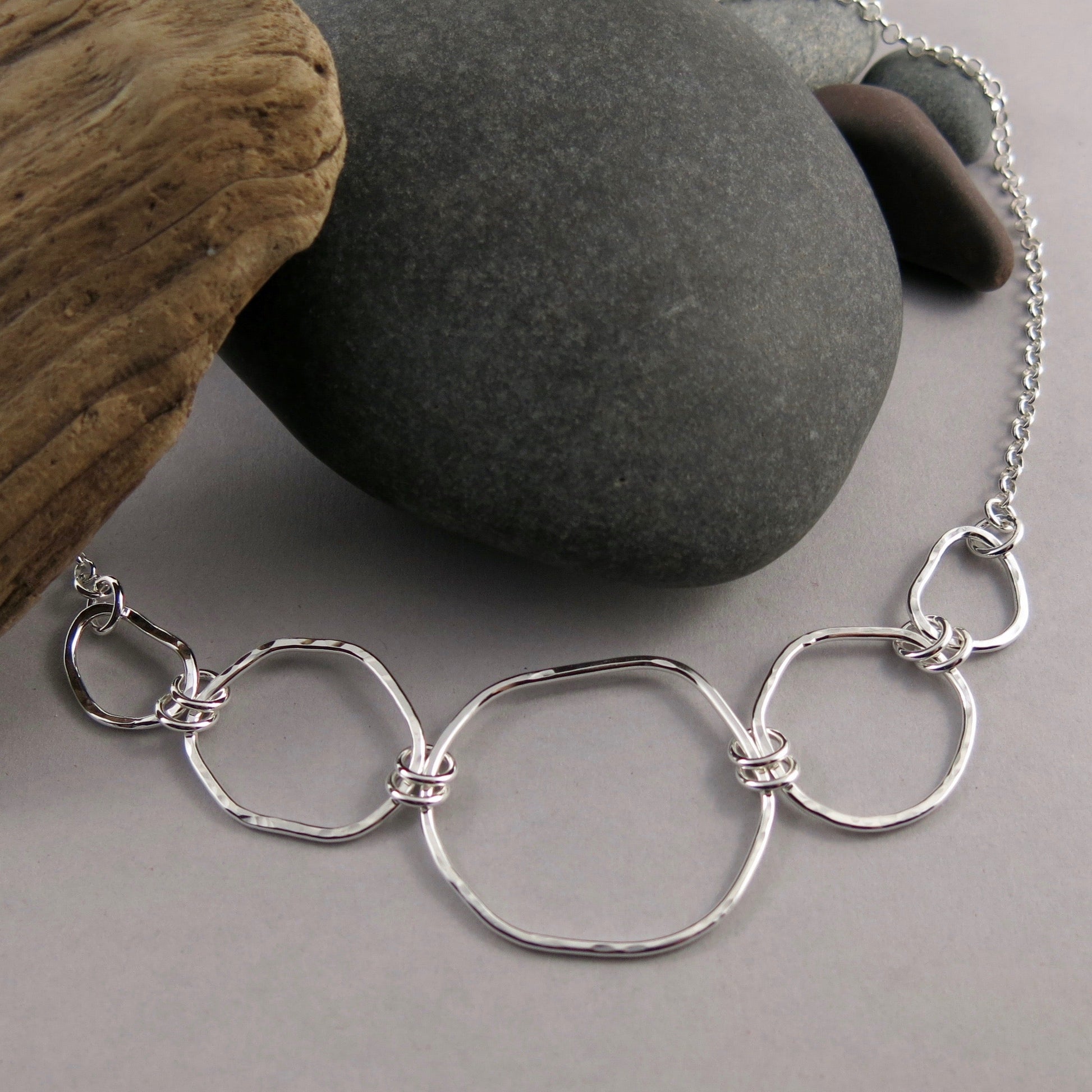 Collier gradué Coast • Collier plastron en argent sterling à texture martelée et forme libre avec chaîne rolo