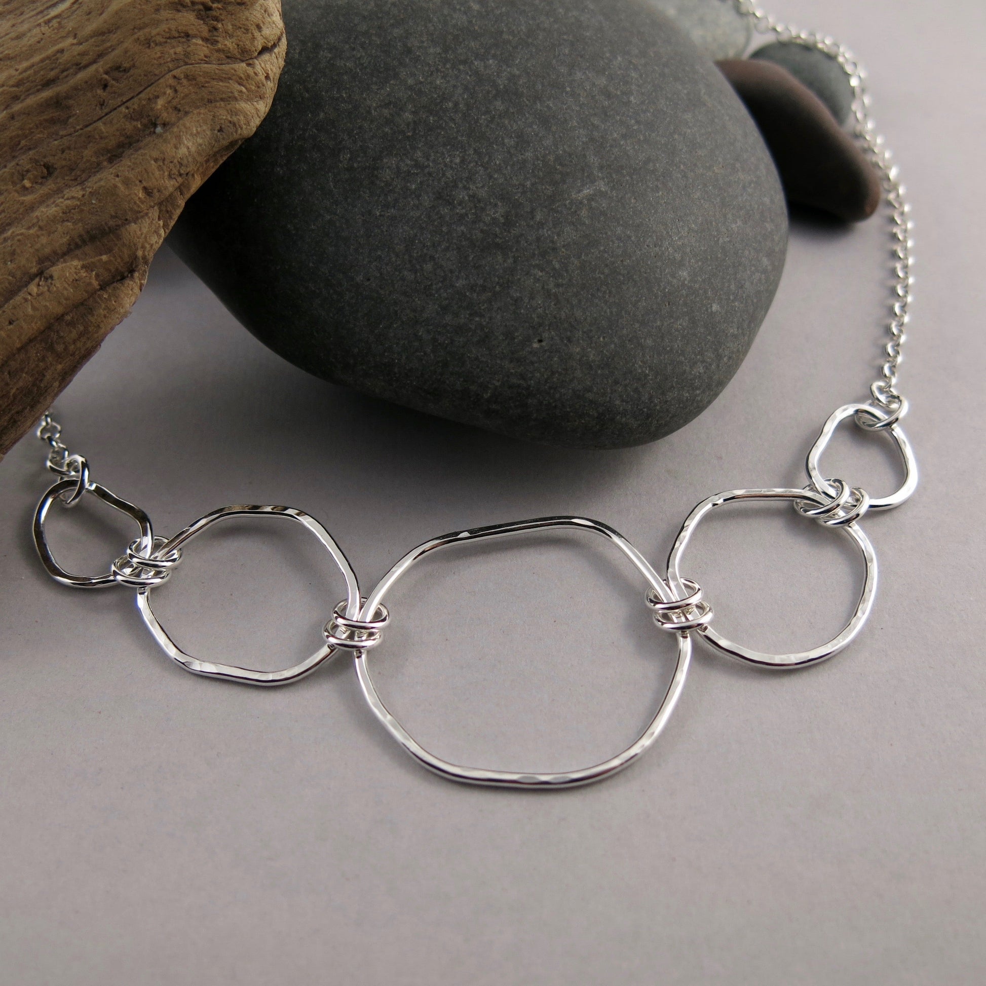 Collier gradué Coast • Collier plastron en argent sterling à texture martelée et forme libre avec chaîne rolo