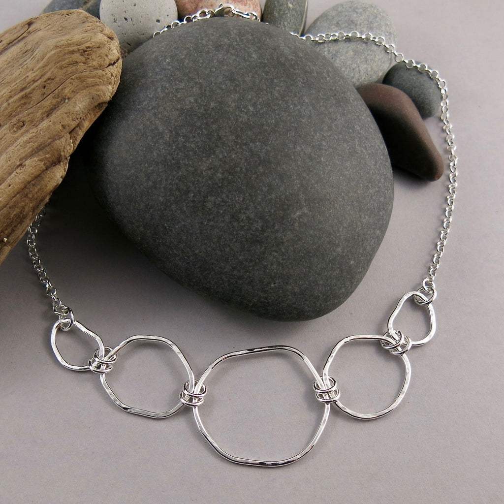 Collier gradué Coast • Collier plastron en argent sterling à texture martelée et forme libre avec chaîne rolo