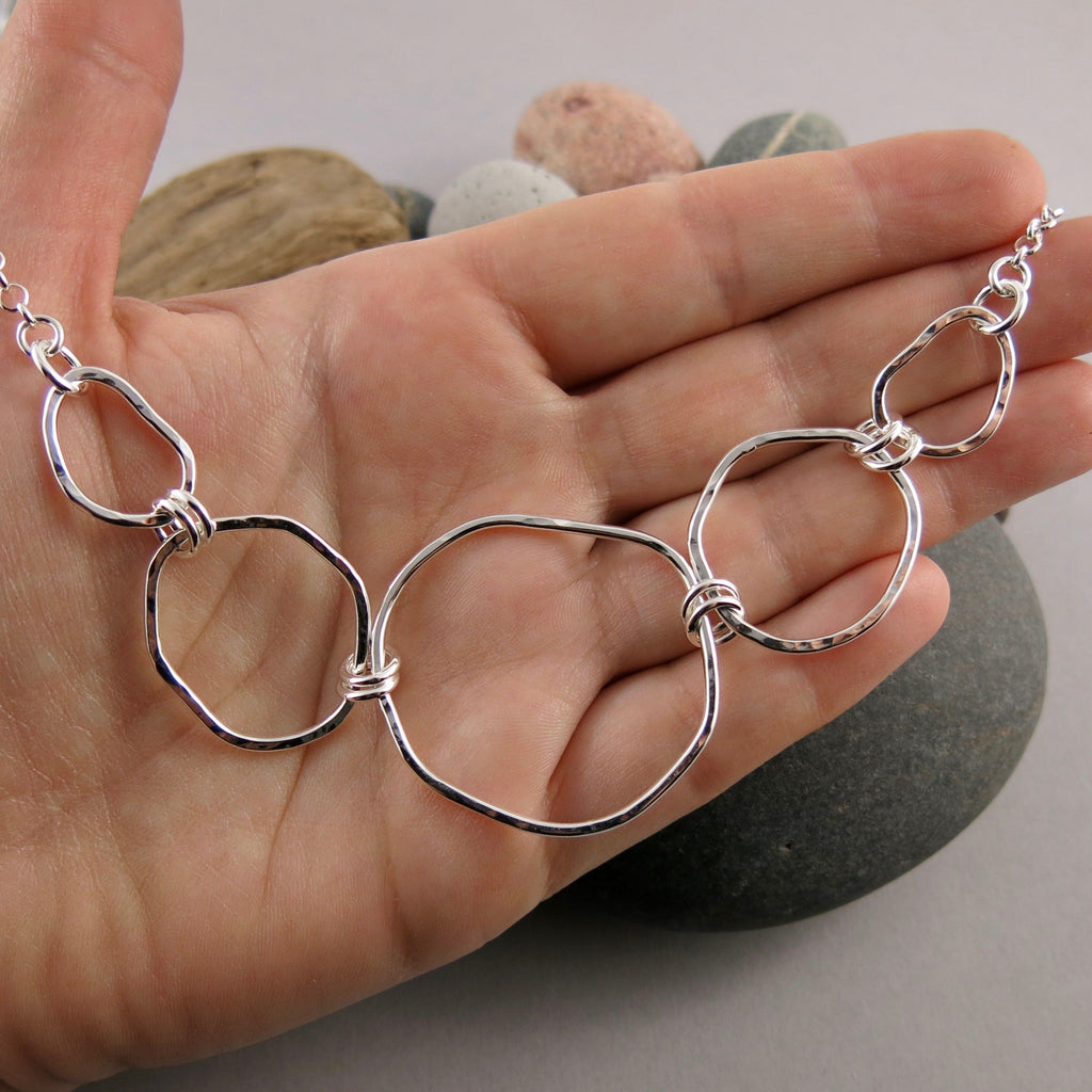 Collier gradué Coast • Collier plastron en argent sterling à texture martelée et forme libre avec chaîne rolo