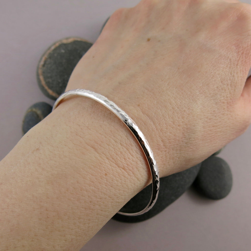 Bracelet jonc texturé demi-rond en argent sterling