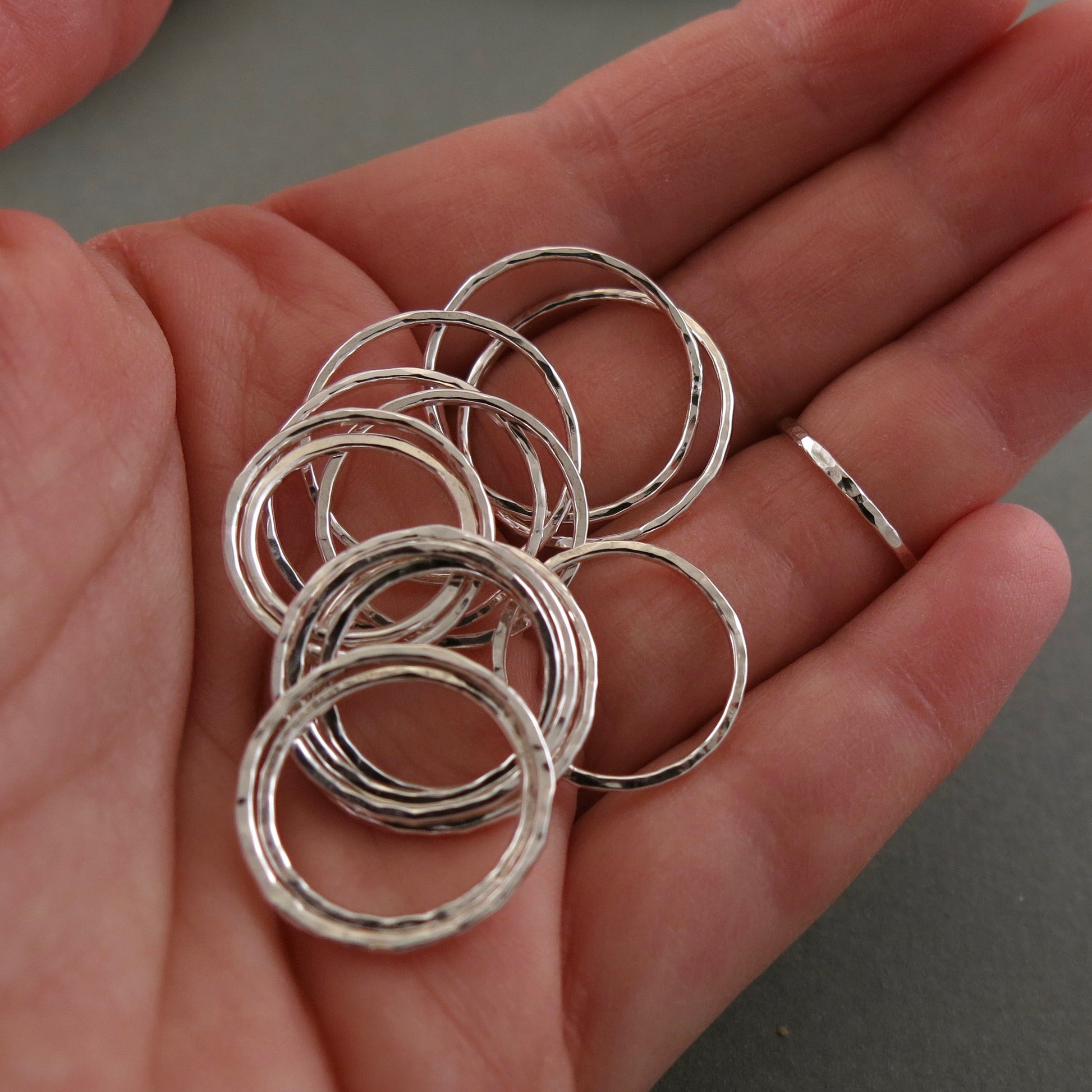 Bague empilable texturée martelée • Argent sterling