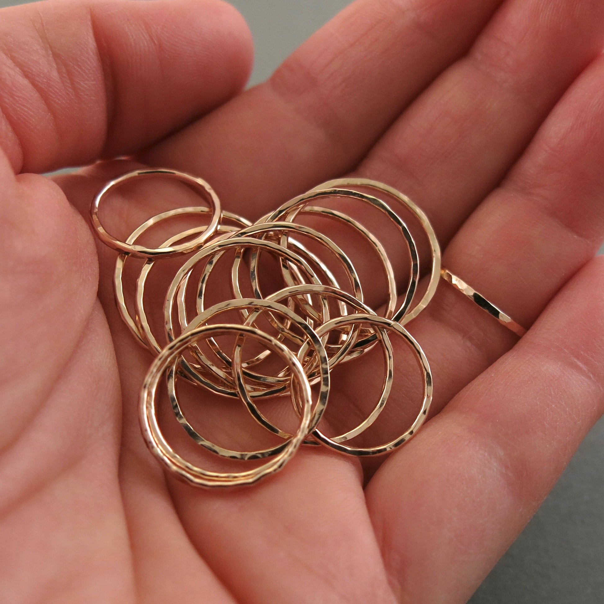 Bague empilable texturée martelée • Or rempli 14 carats