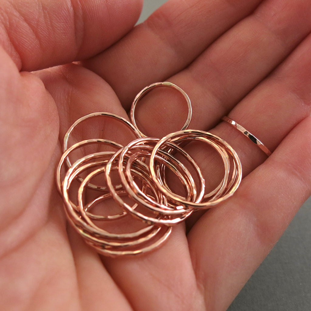 Bague empilable texturée martelée • Or rose 14 carats