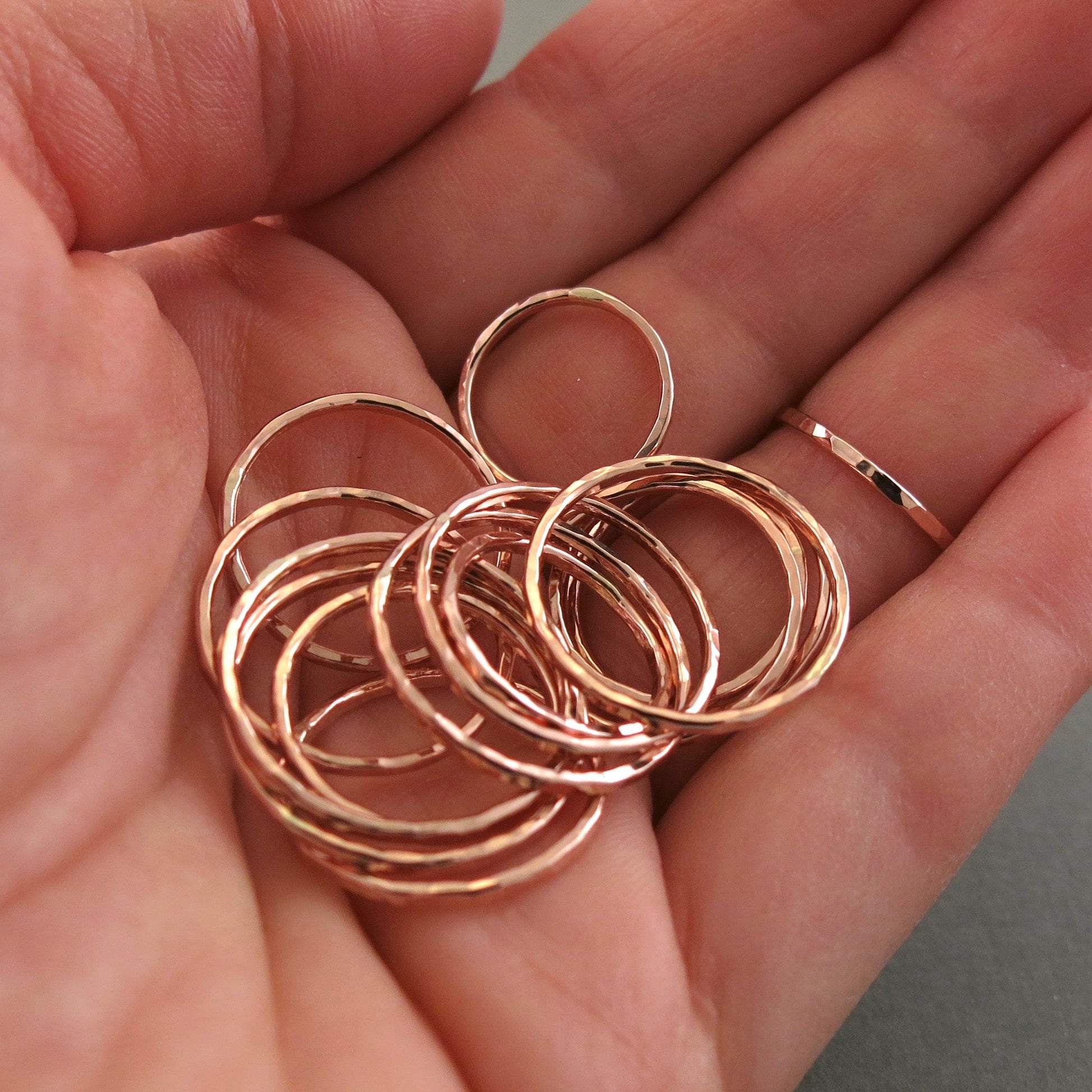 Bague empilable texturée martelée • Or rose 14 carats