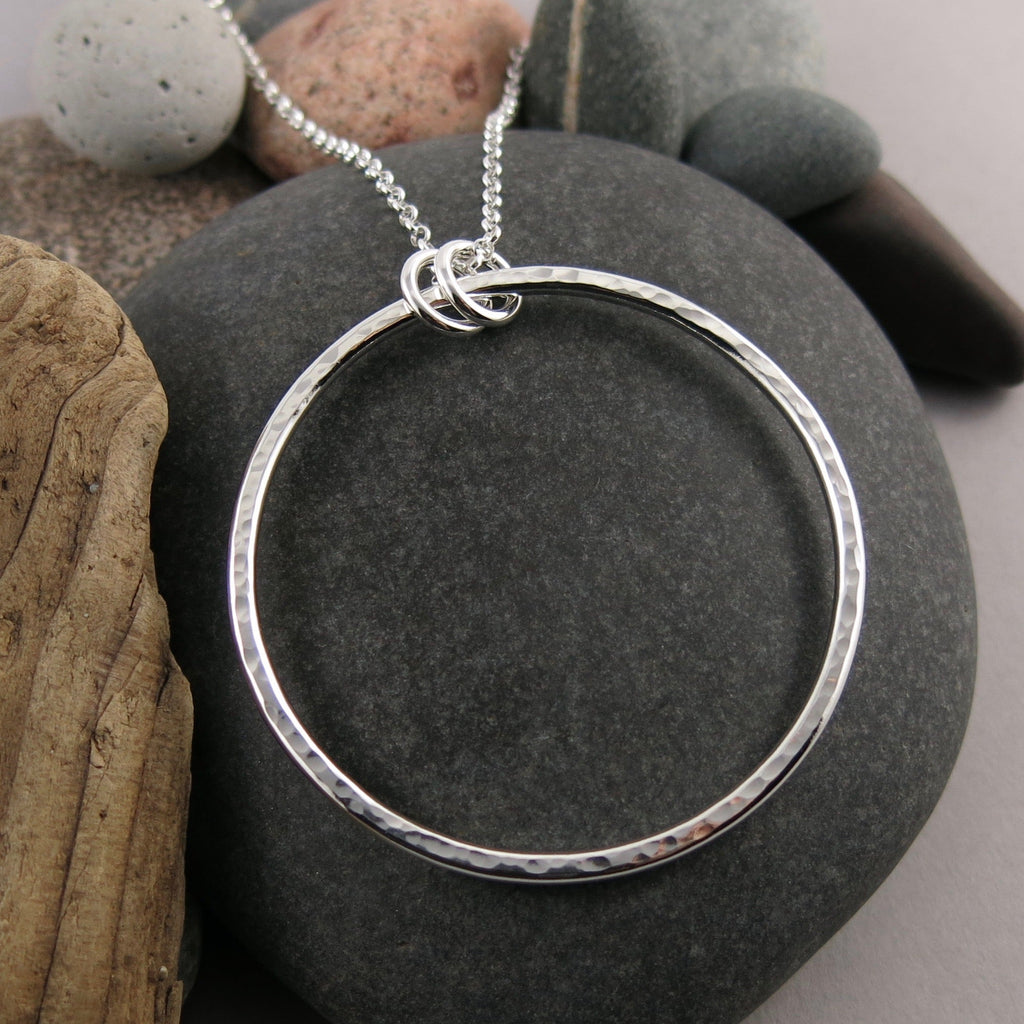 Collier Breathe • Collier texturé à grand cercle ouvert en argent sterling avec longue chaîne rolo en argent de 30 pouces