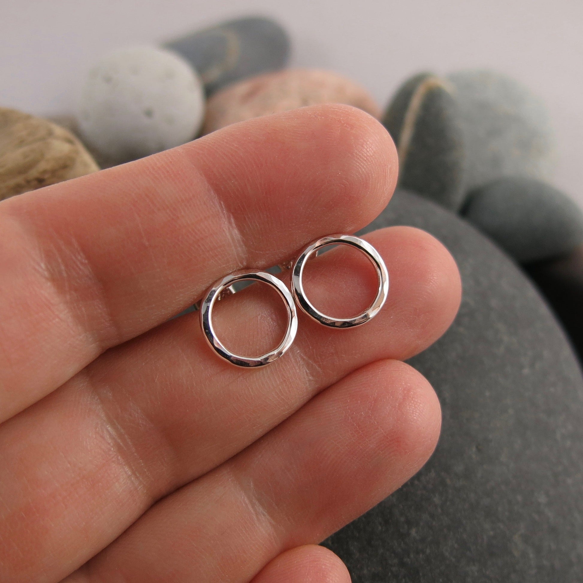 Clous d'oreilles Breathe • Argent sterling texturé martelé