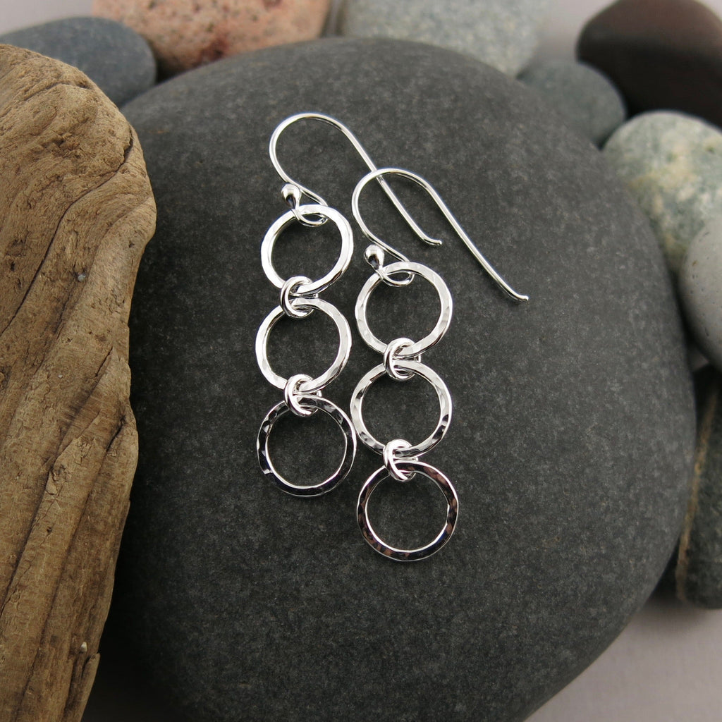 Boucles d'oreilles pendantes Breathe Trio • Pendentifs en forme de cercle ouvert en argent sterling texturé martelé