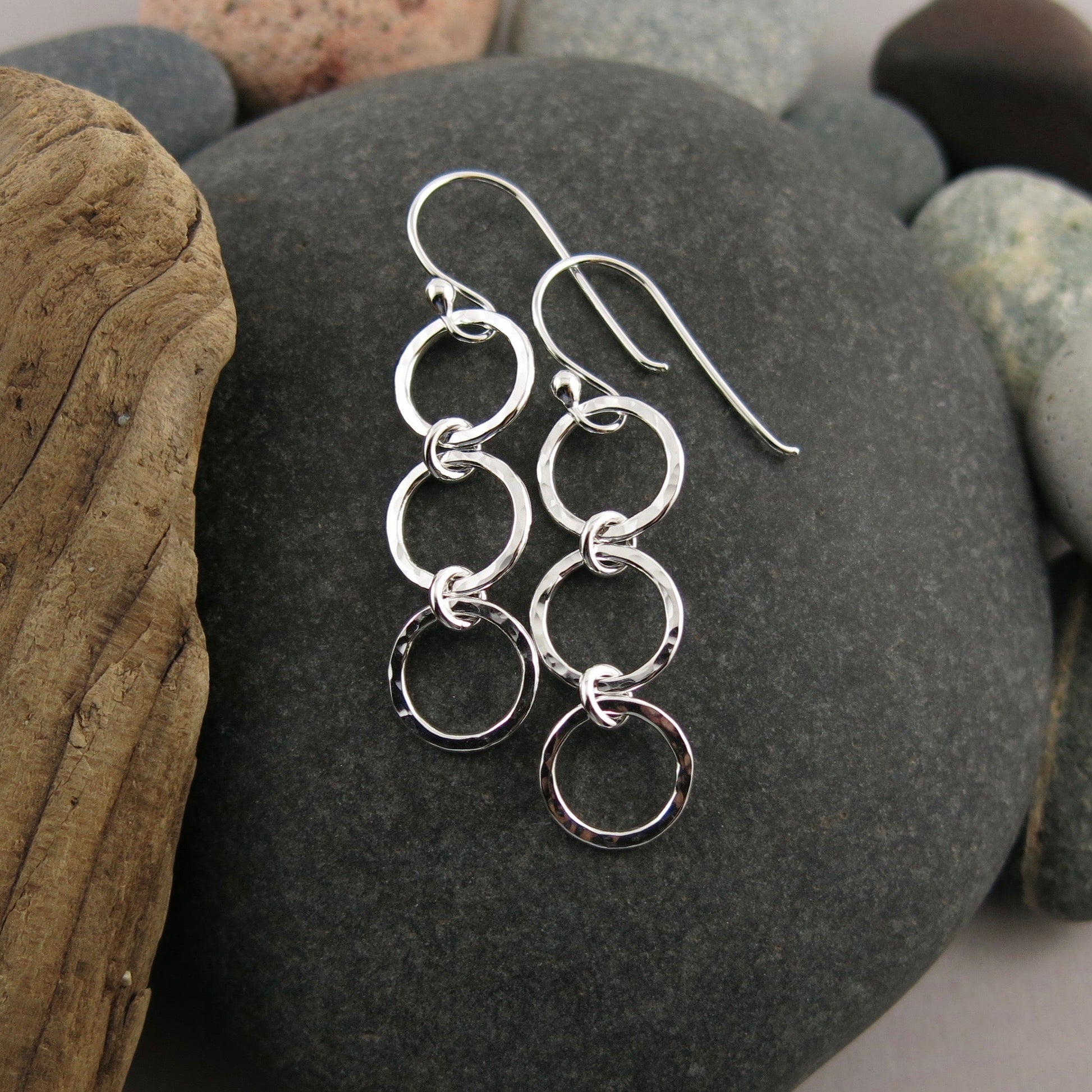 Boucles d'oreilles pendantes Breathe Trio • Pendentifs en forme de cercle ouvert en argent sterling texturé martelé