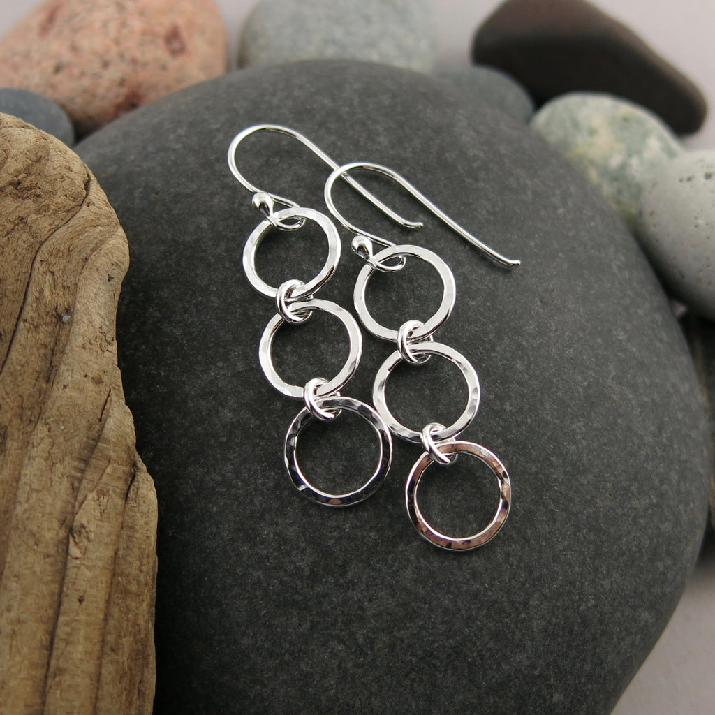 Boucles d'oreilles pendantes Breathe Trio • Pendentifs en forme de cercle ouvert en argent sterling texturé martelé