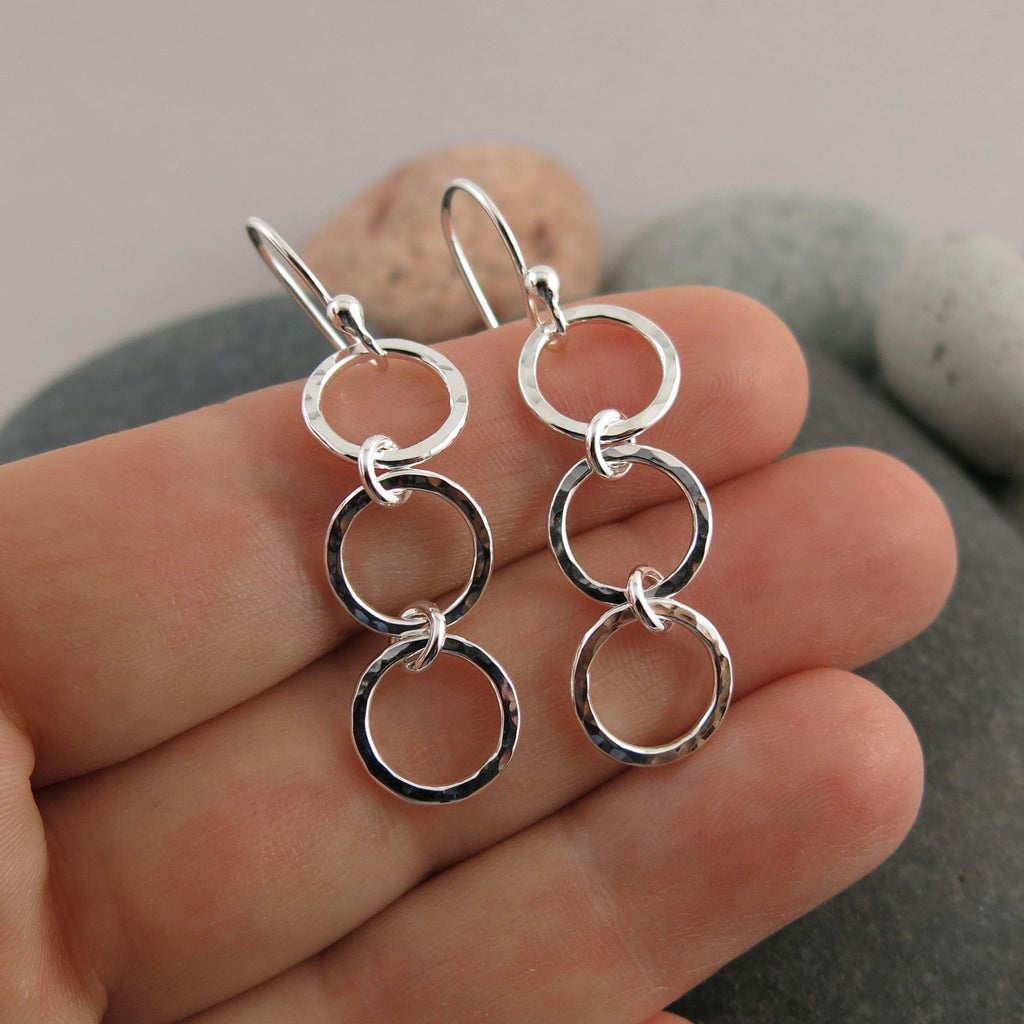 Boucles d'oreilles pendantes Breathe Trio • Pendentifs en forme de cercle ouvert en argent sterling texturé martelé
