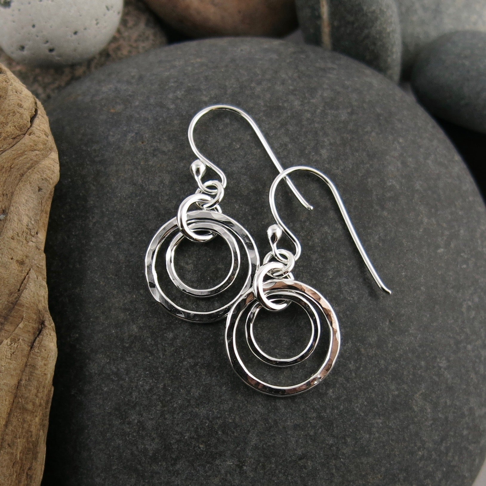 Boucles d'oreilles Duo Circle imbriquées • Argent sterling texturé martelé