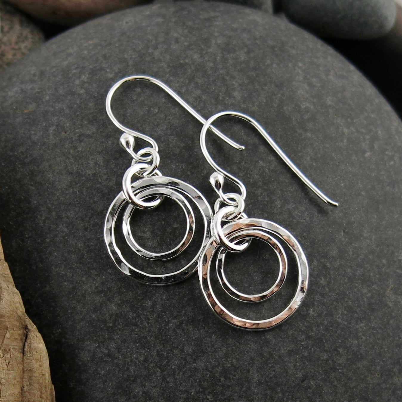 Boucles d'oreilles Duo Circle imbriquées • Argent sterling texturé martelé