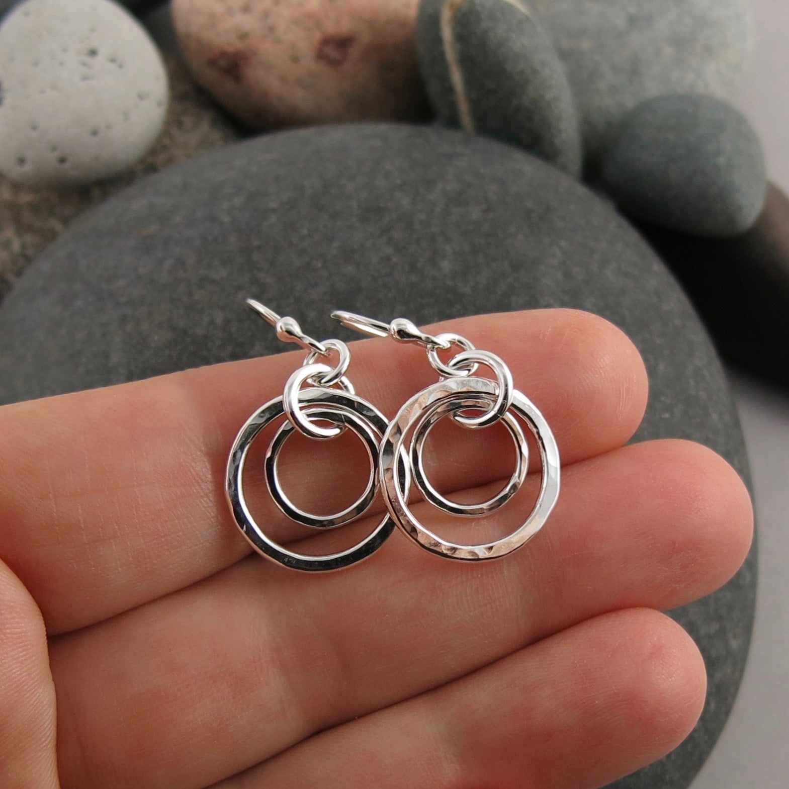 Boucles d'oreilles Duo Circle imbriquées • Argent sterling texturé martelé