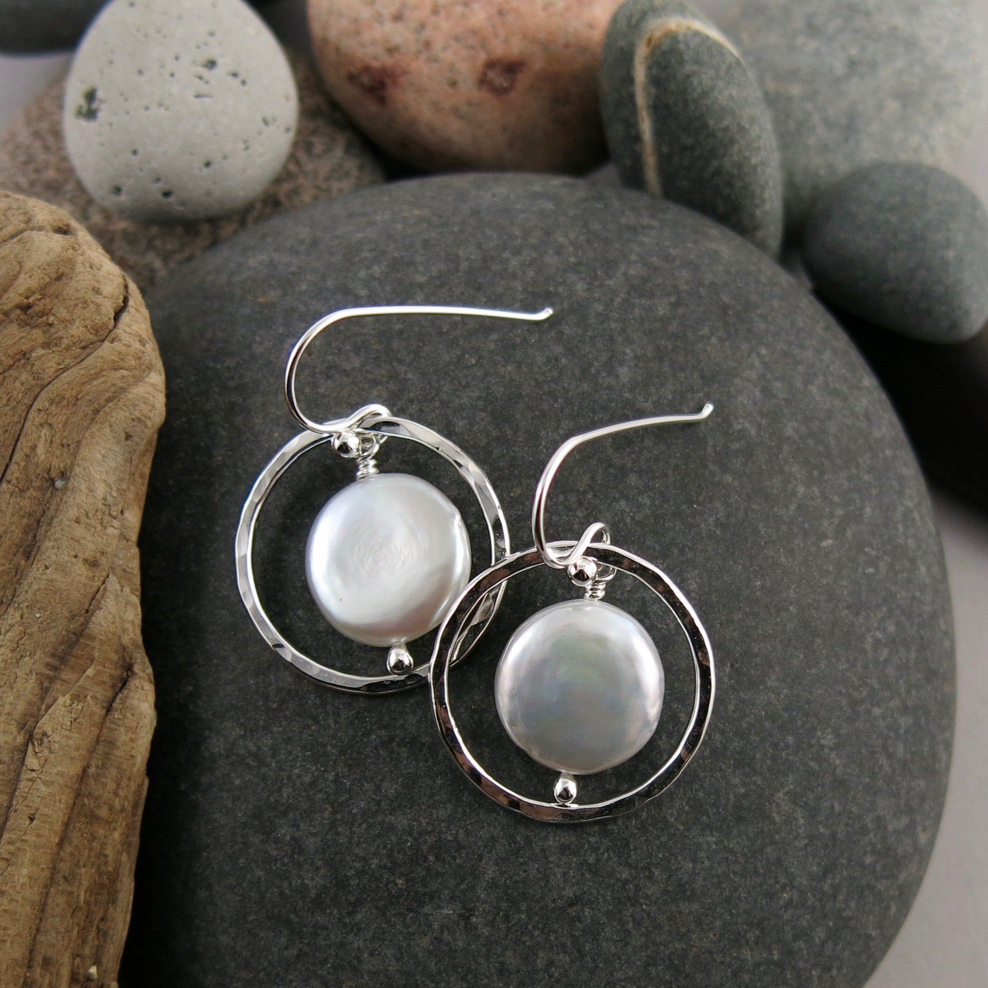Boucles d'oreilles en argent sterling avec perles texturées en forme de pièce de monnaie
