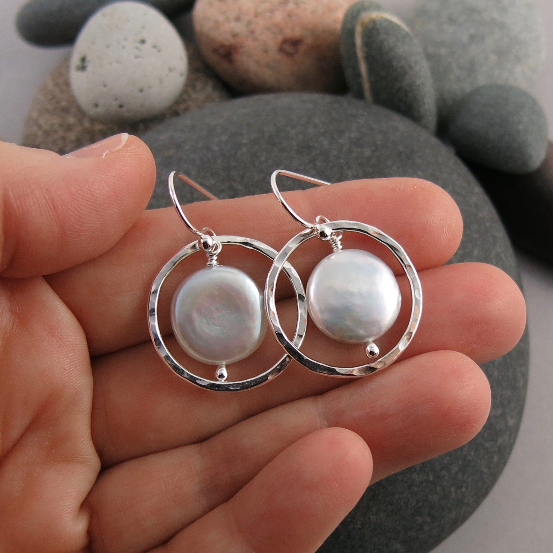 Boucles d'oreilles en argent sterling avec perles texturées en forme de pièce de monnaie