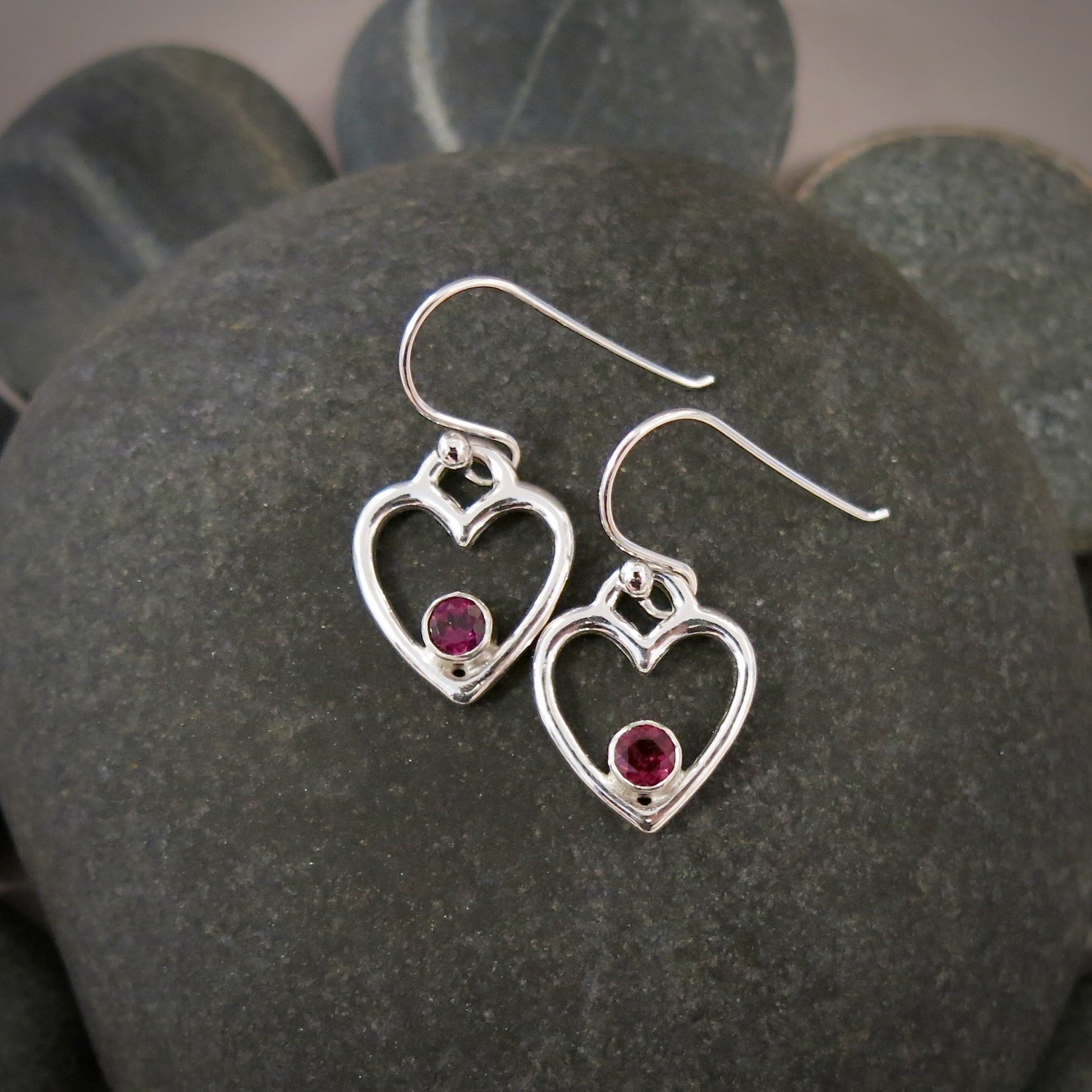 Boucles d'oreilles cœur avec grenat rhodolite • Argent sterling