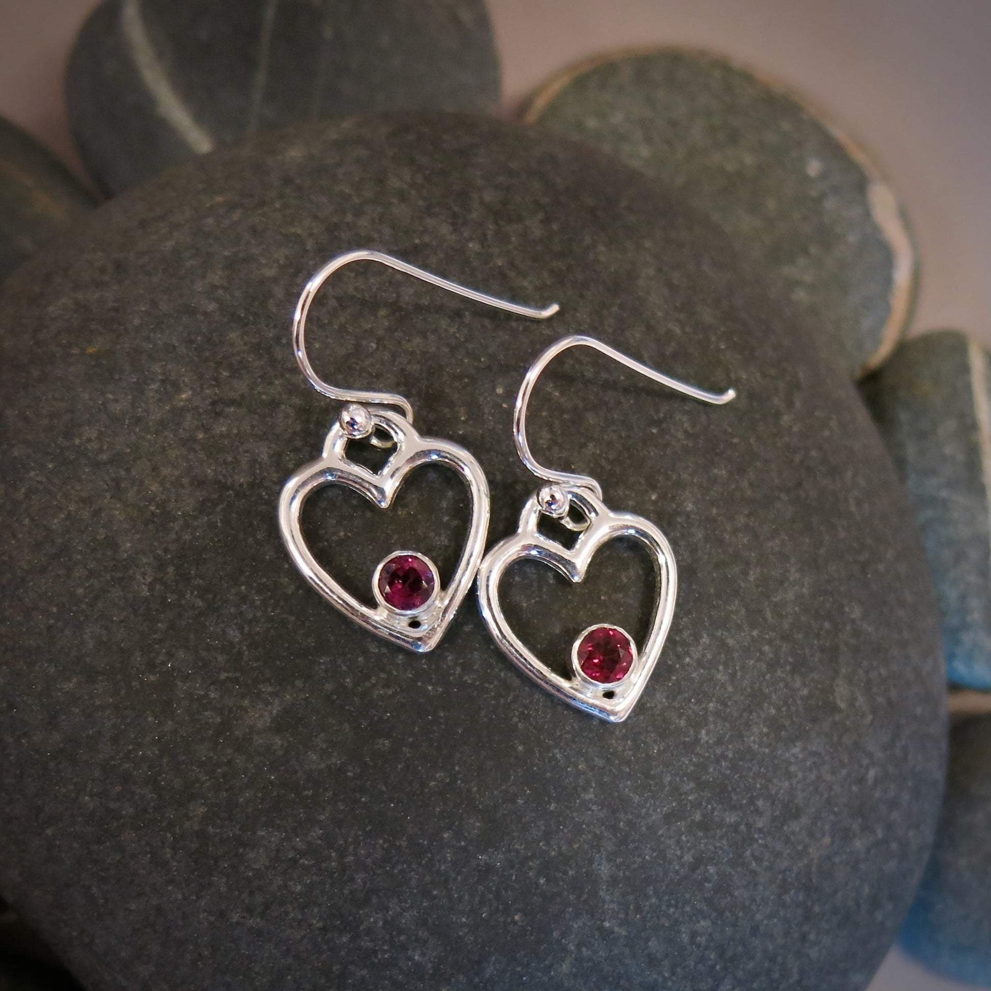 Boucles d'oreilles cœur avec grenat rhodolite • Argent sterling