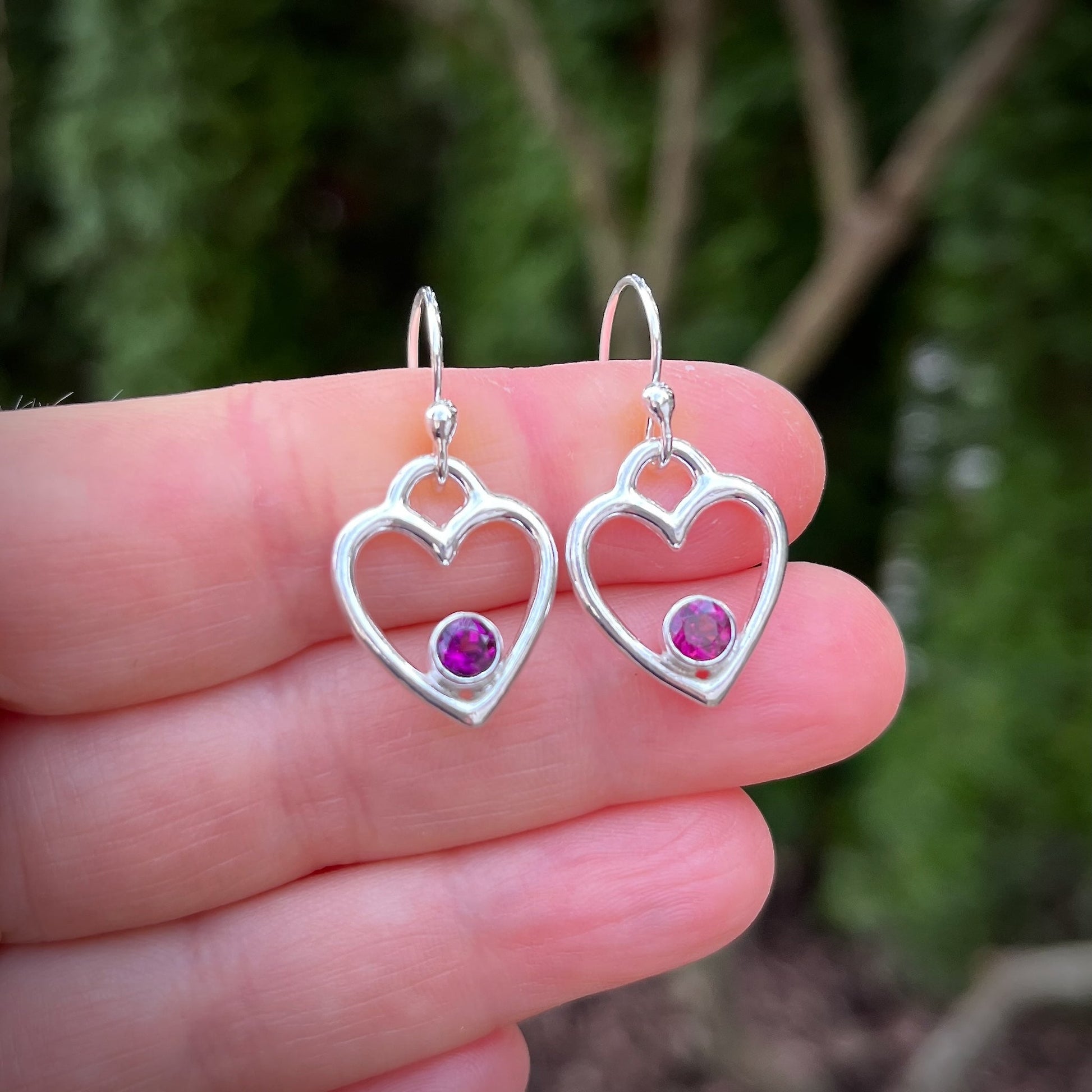 Boucles d'oreilles cœur avec grenat rhodolite • Argent sterling