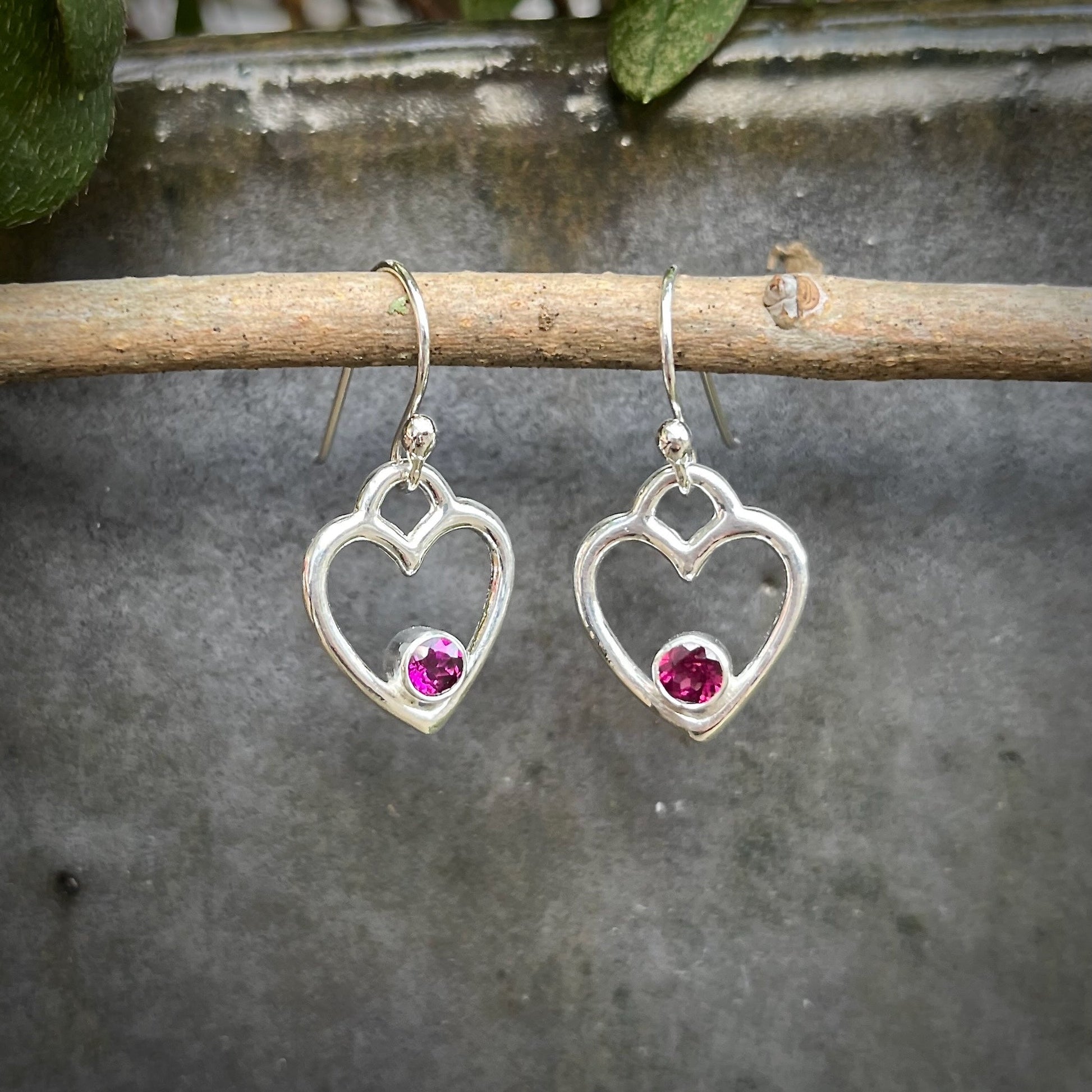 Boucles d'oreilles cœur avec grenat rhodolite • Argent sterling