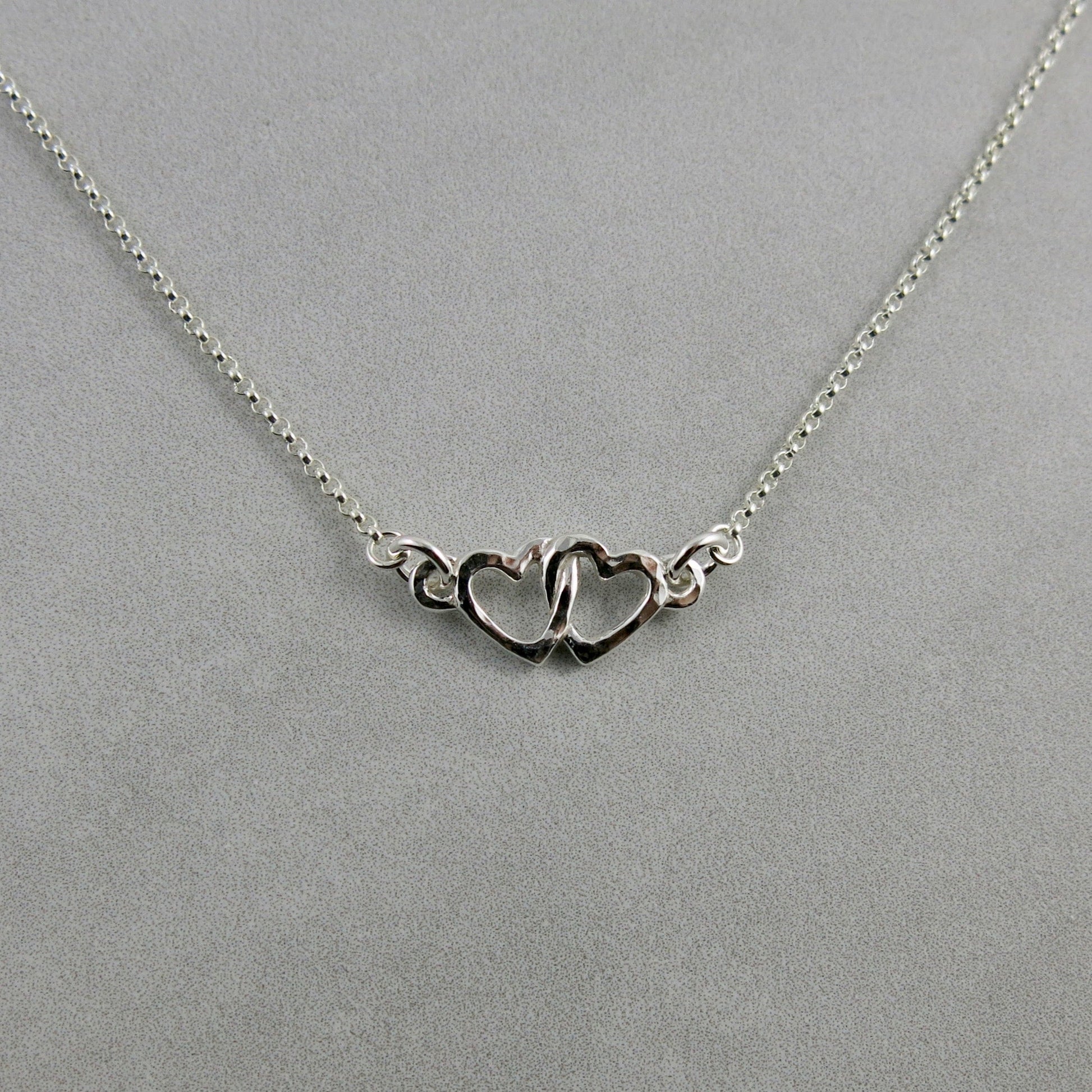 Collier Hearts Embrace • Argent sterling