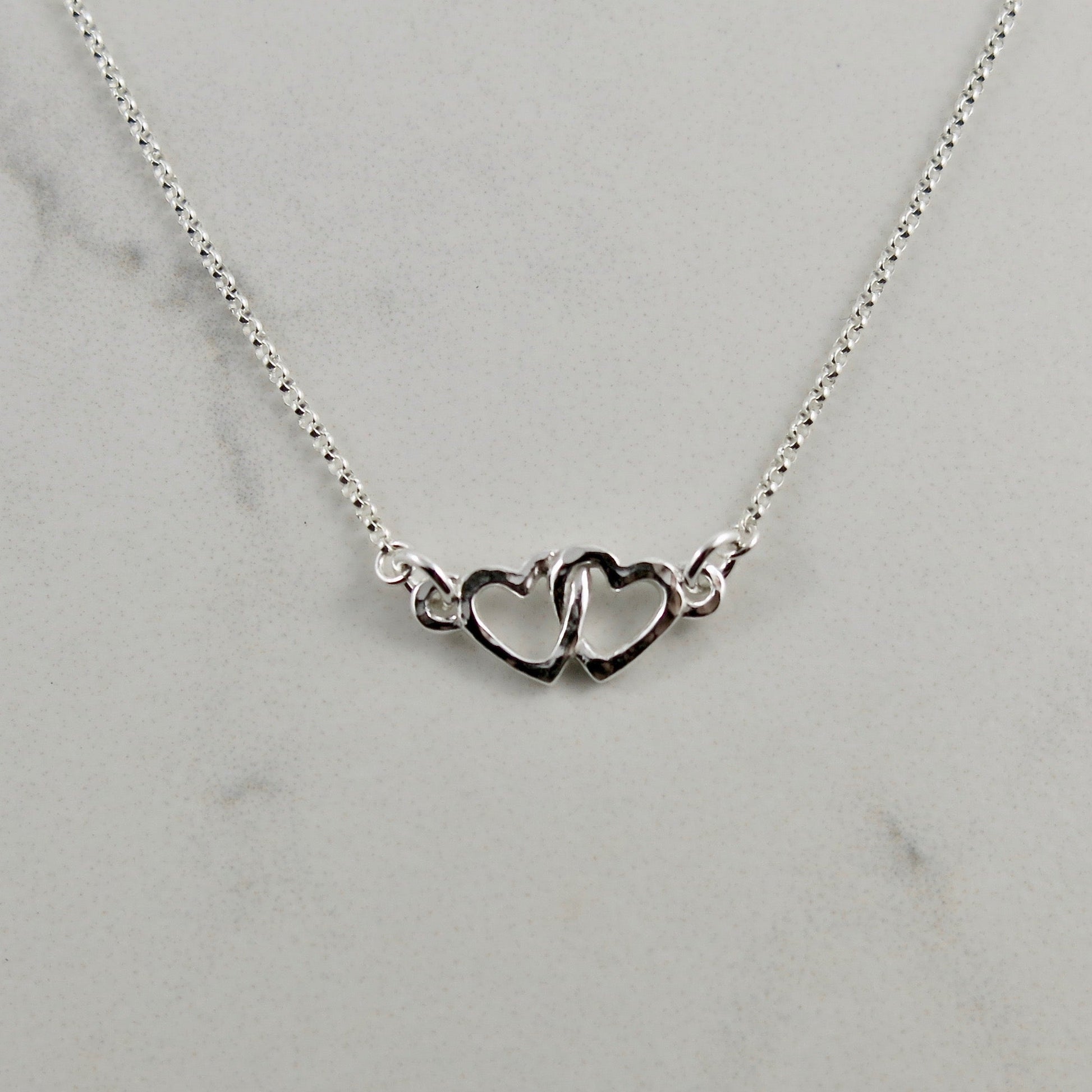 Collier Hearts Embrace • Argent sterling