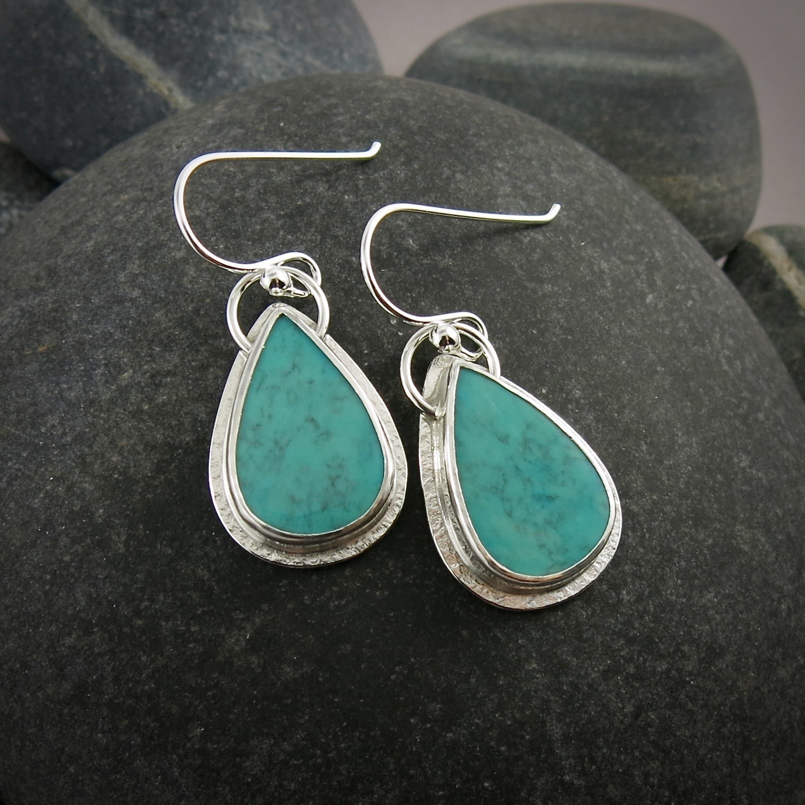 Boucles d'oreilles en forme de larme avec turquoise du Hubei • Argent sterling